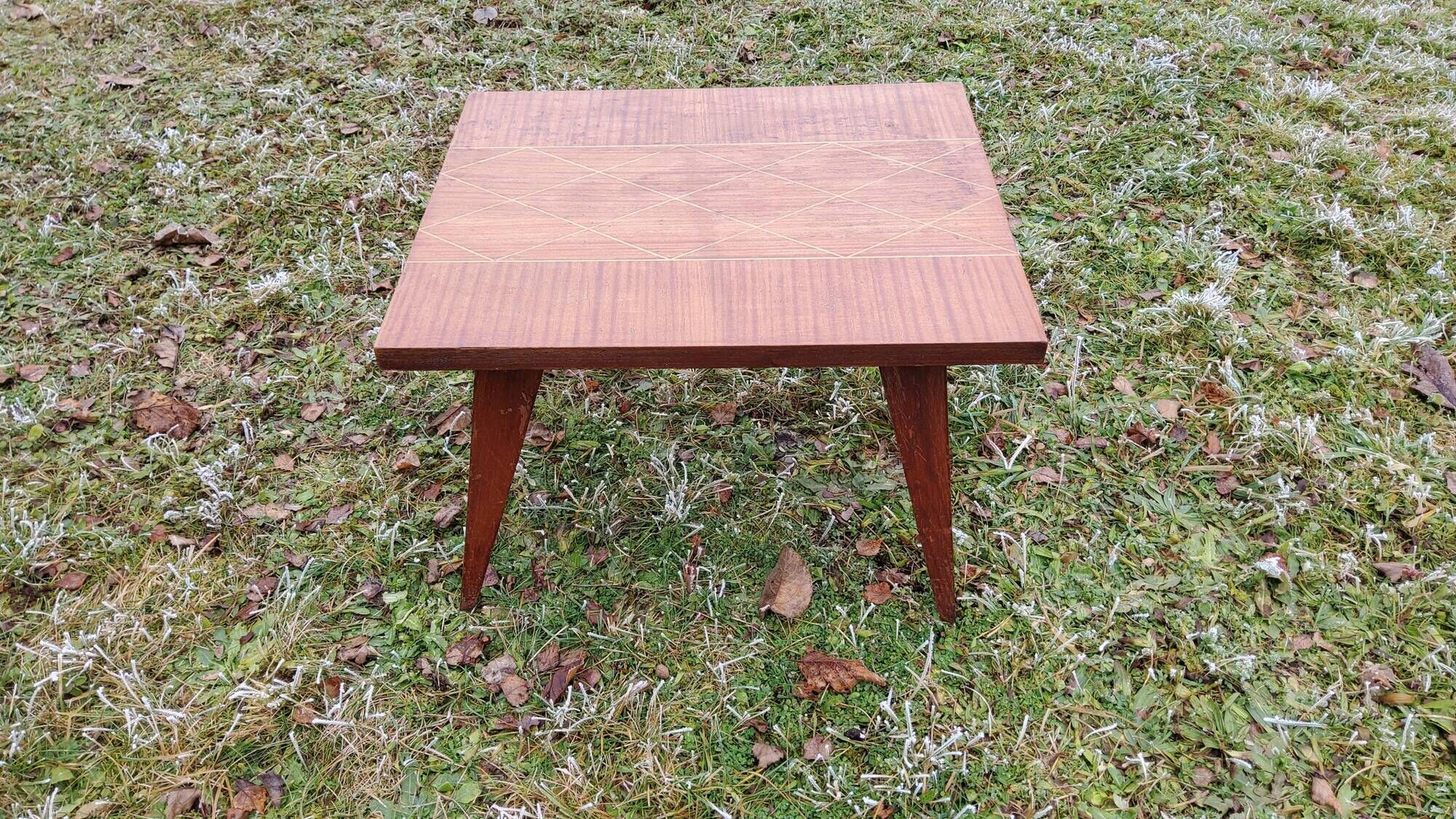 Coffee table of the 50s in blond mahogany inlaid compass feet