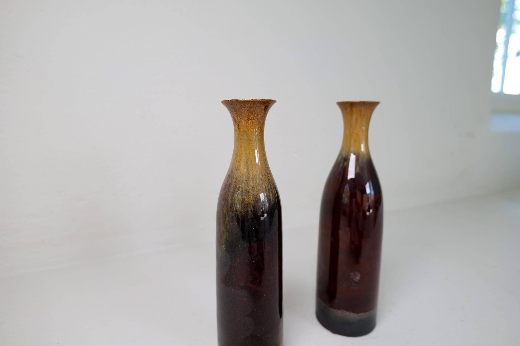 Modern Scandinavian pair of vases/bottles in ceramic by Carl-Harry Stålhane, Sweden.