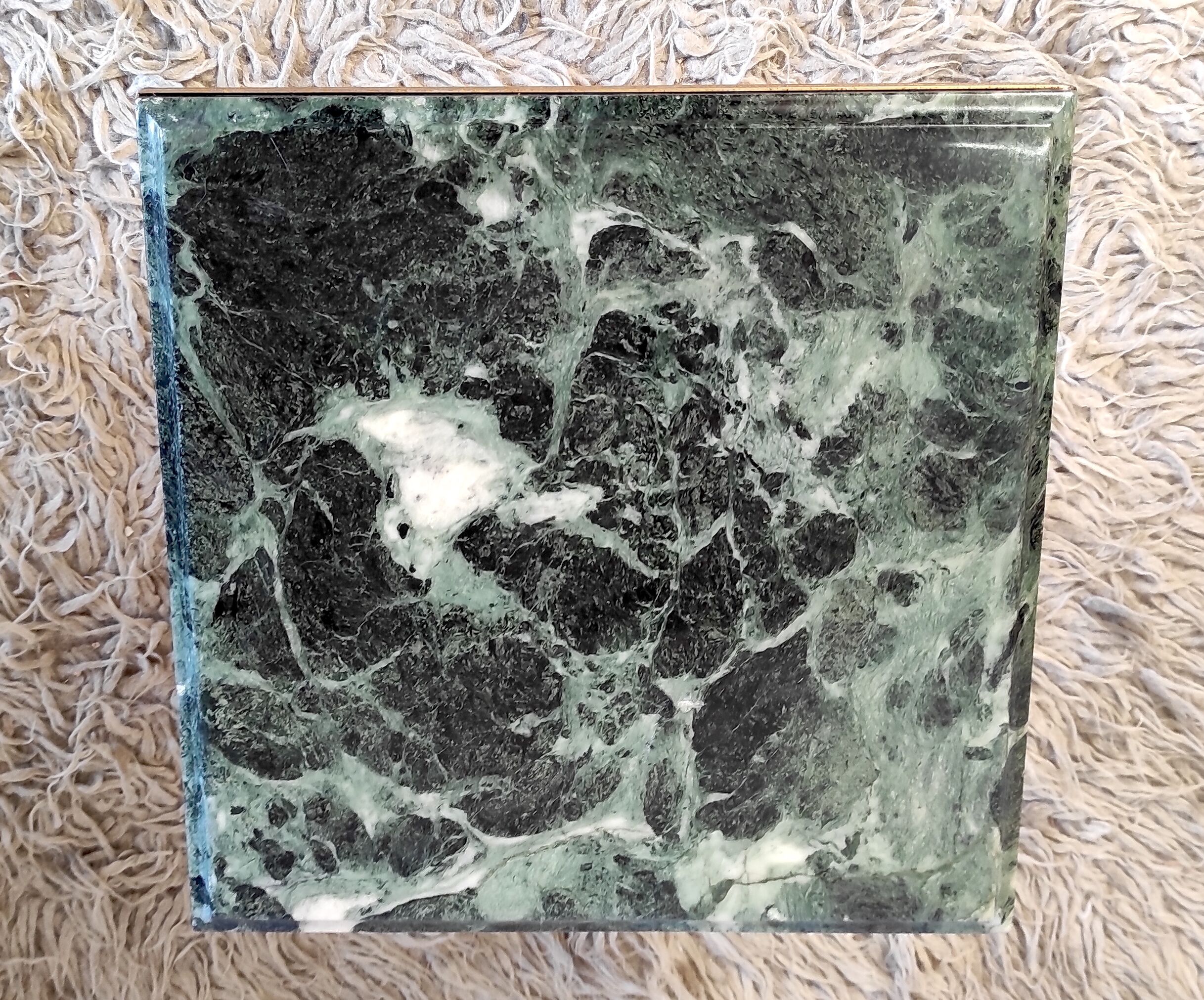 Pull-out tables in gilded metal and green marble – 60s/70s