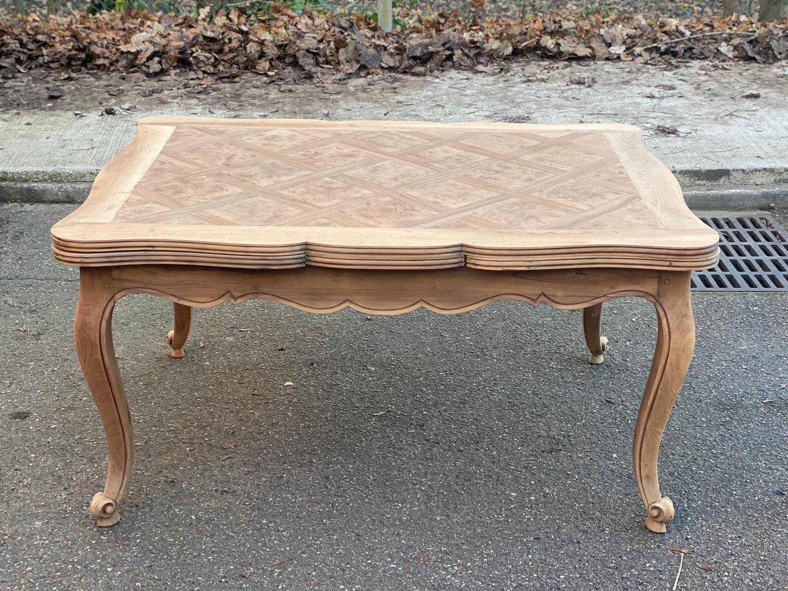 Louis XV extendable dining table, renovated, walnut, 250cm, 18th century.