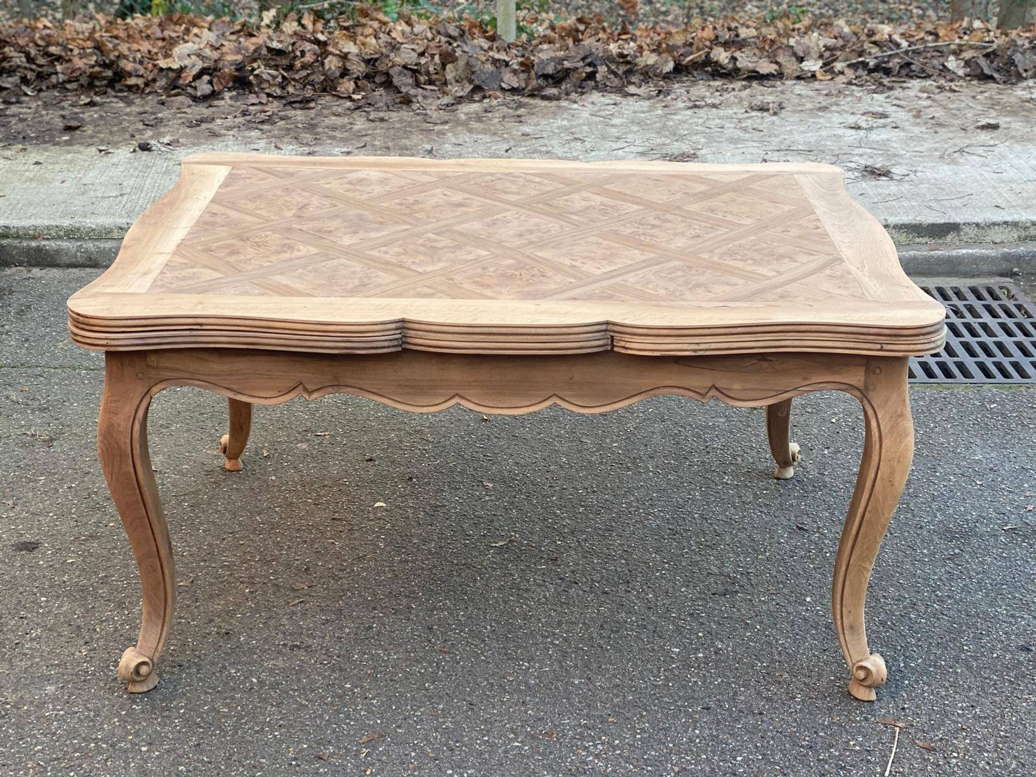 Louis XV extendable dining table, renovated, walnut, 250cm, 18th century.