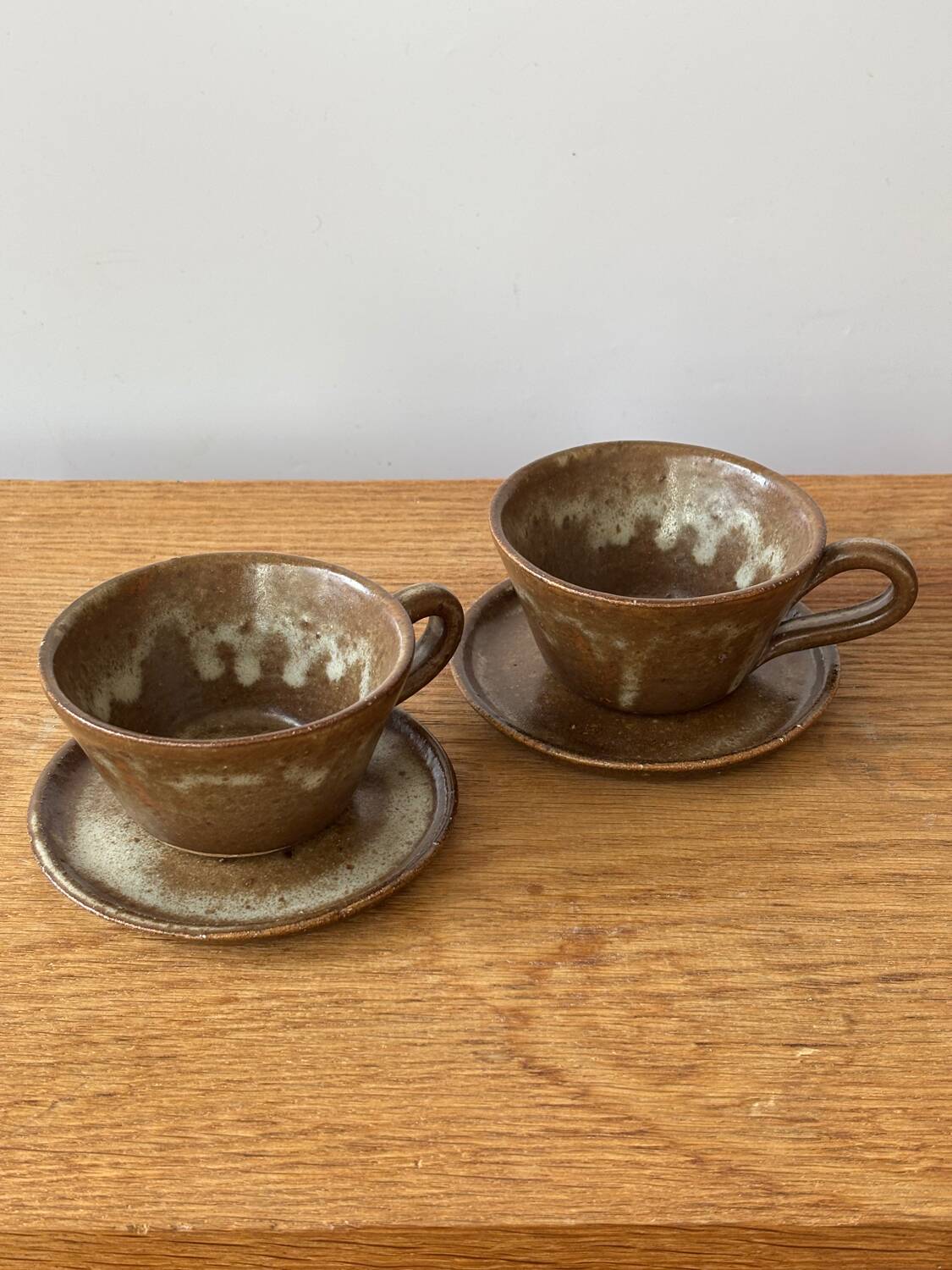 Tasses et sous-tasses en grès vintage