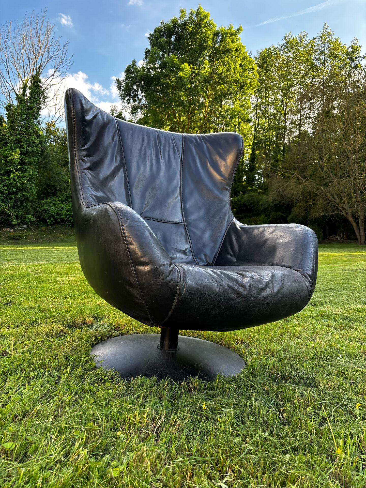 Fauteuil style egg chair et son ottoman