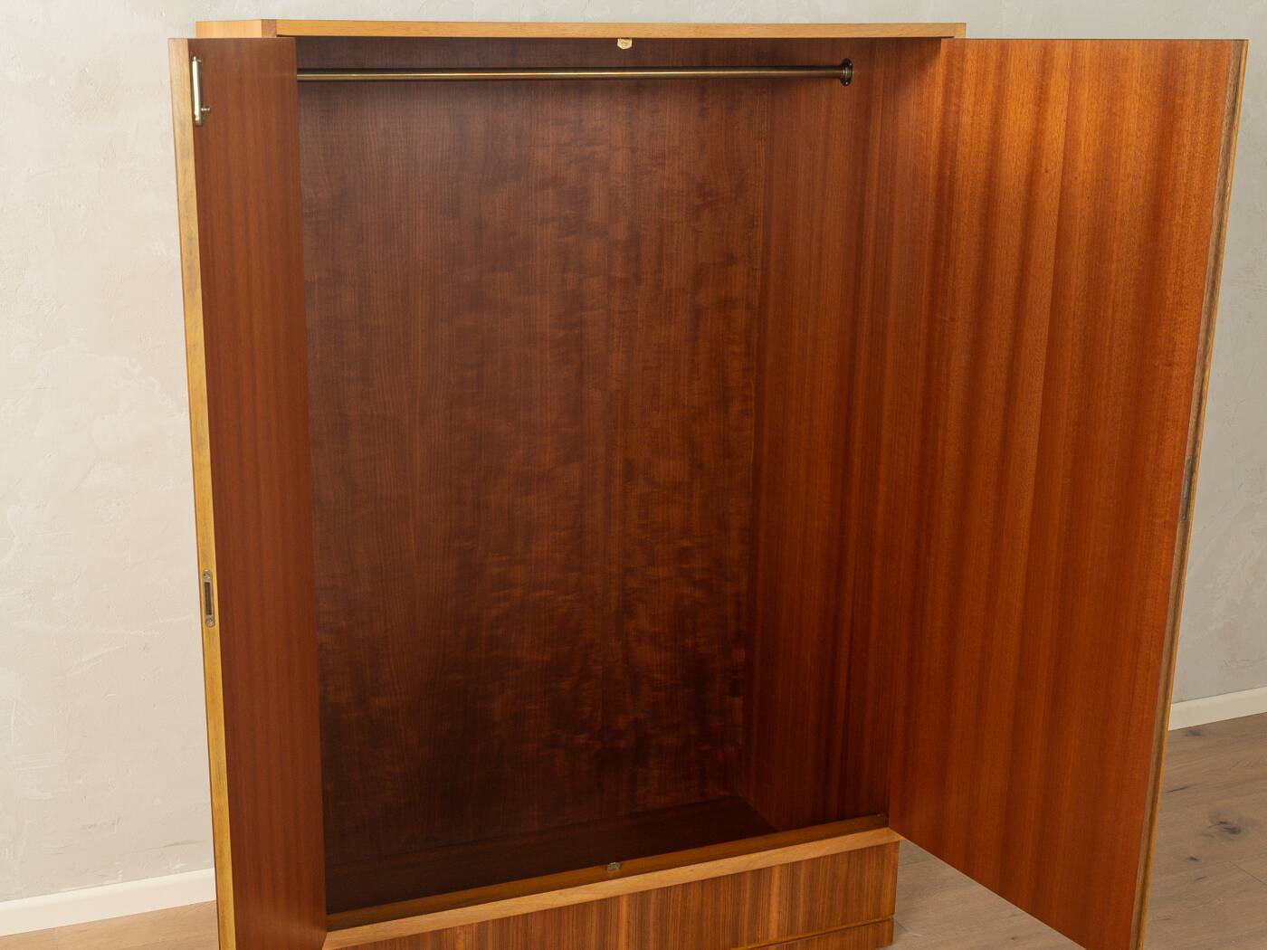 Armoire des années 1950, partiellement massive, de style scandinave, en placage noyer.