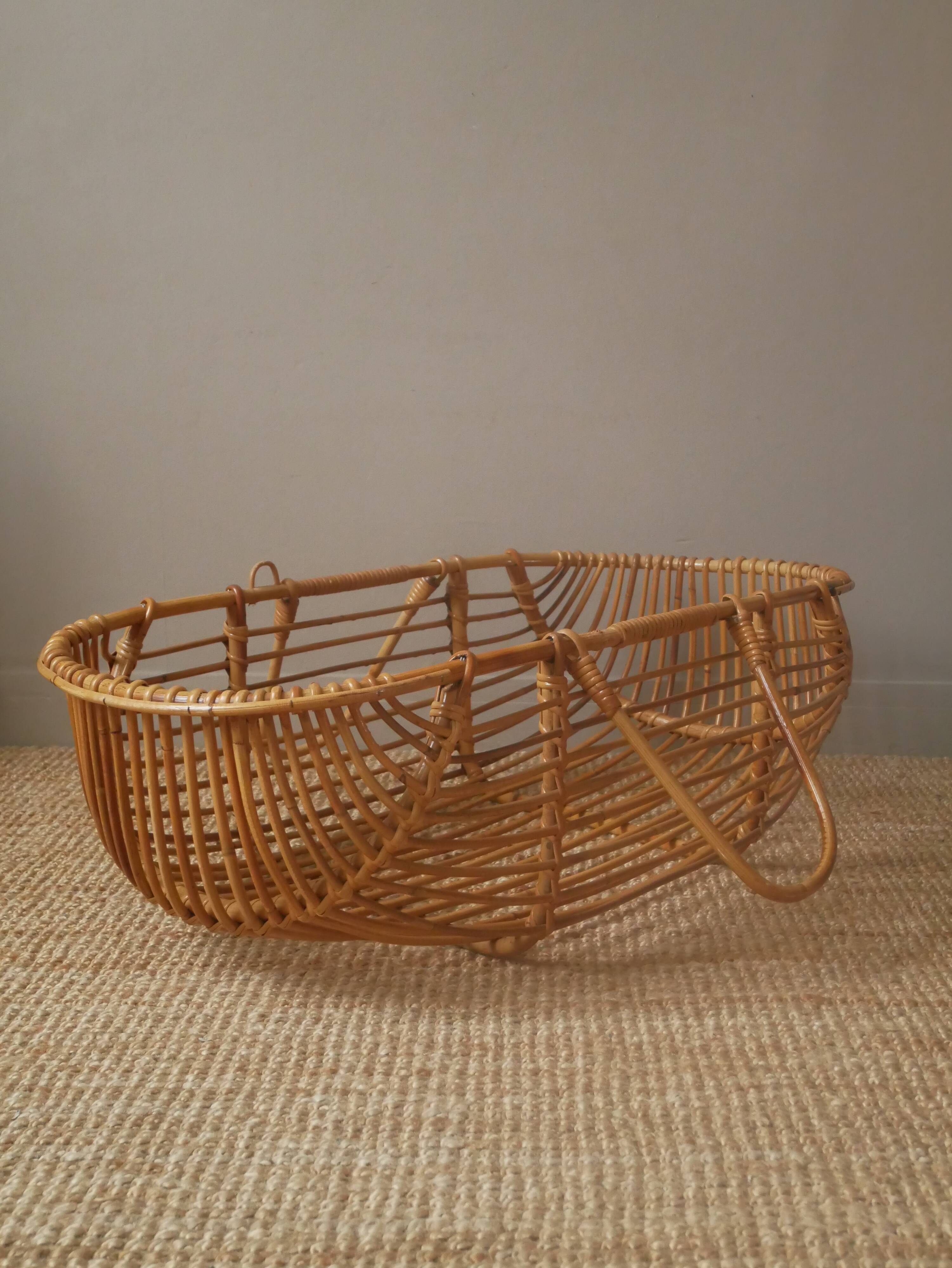 Moĩse rattan bassinet cradle, handcrafted, vintage wicker rattan