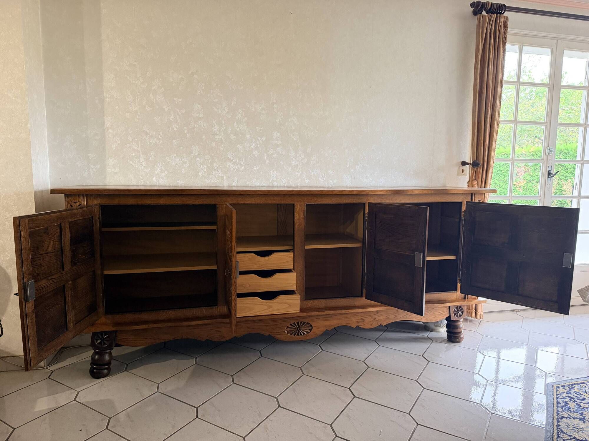 XXL buffet in carved oak