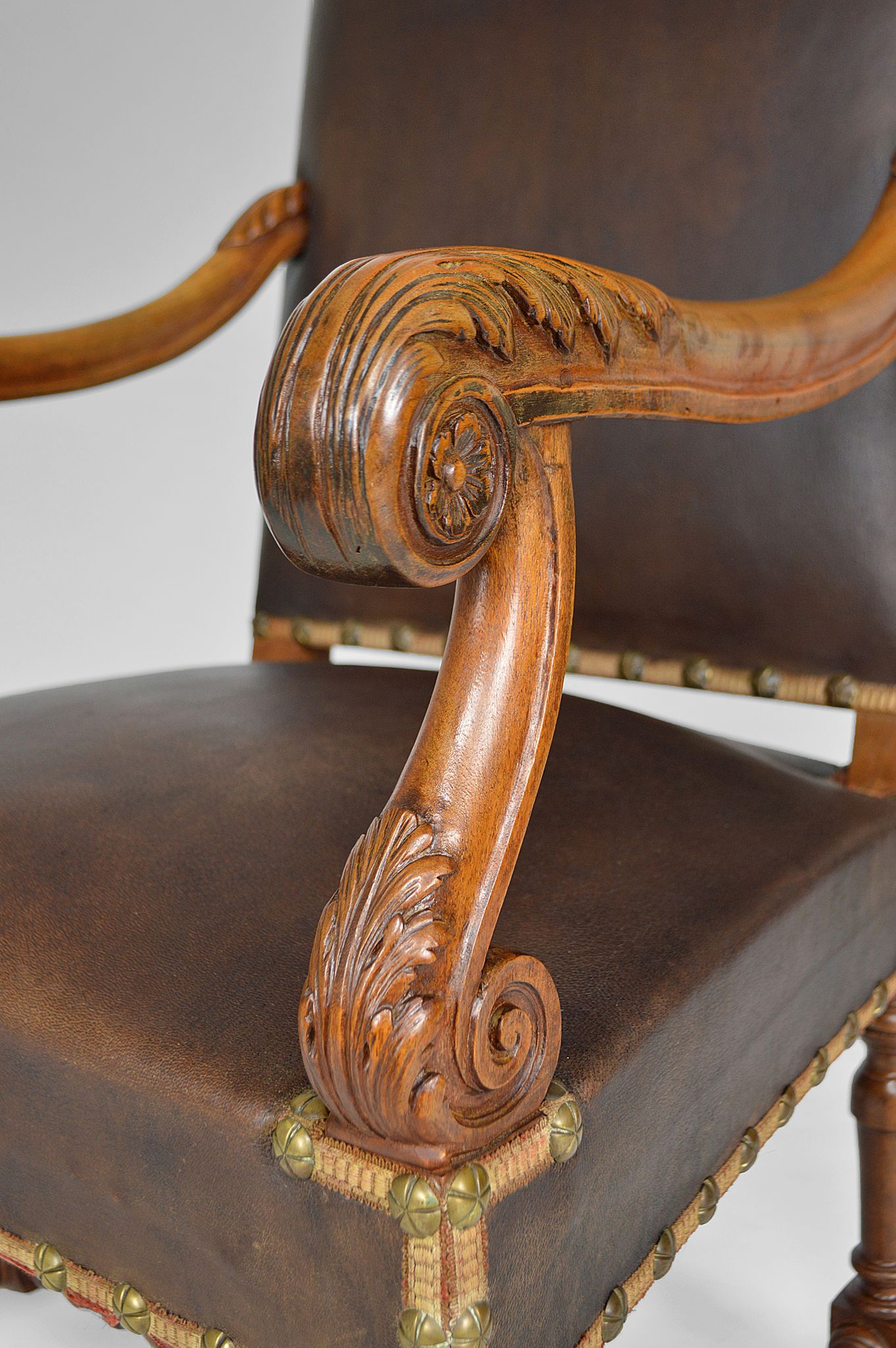 Fauteuil de bureau Louis XIII en cuir et noyer sculpté vers 1860