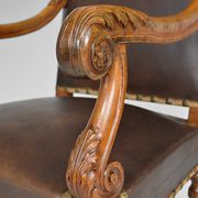 Fauteuil de bureau Louis XIII en cuir et noyer sculpté vers 1860