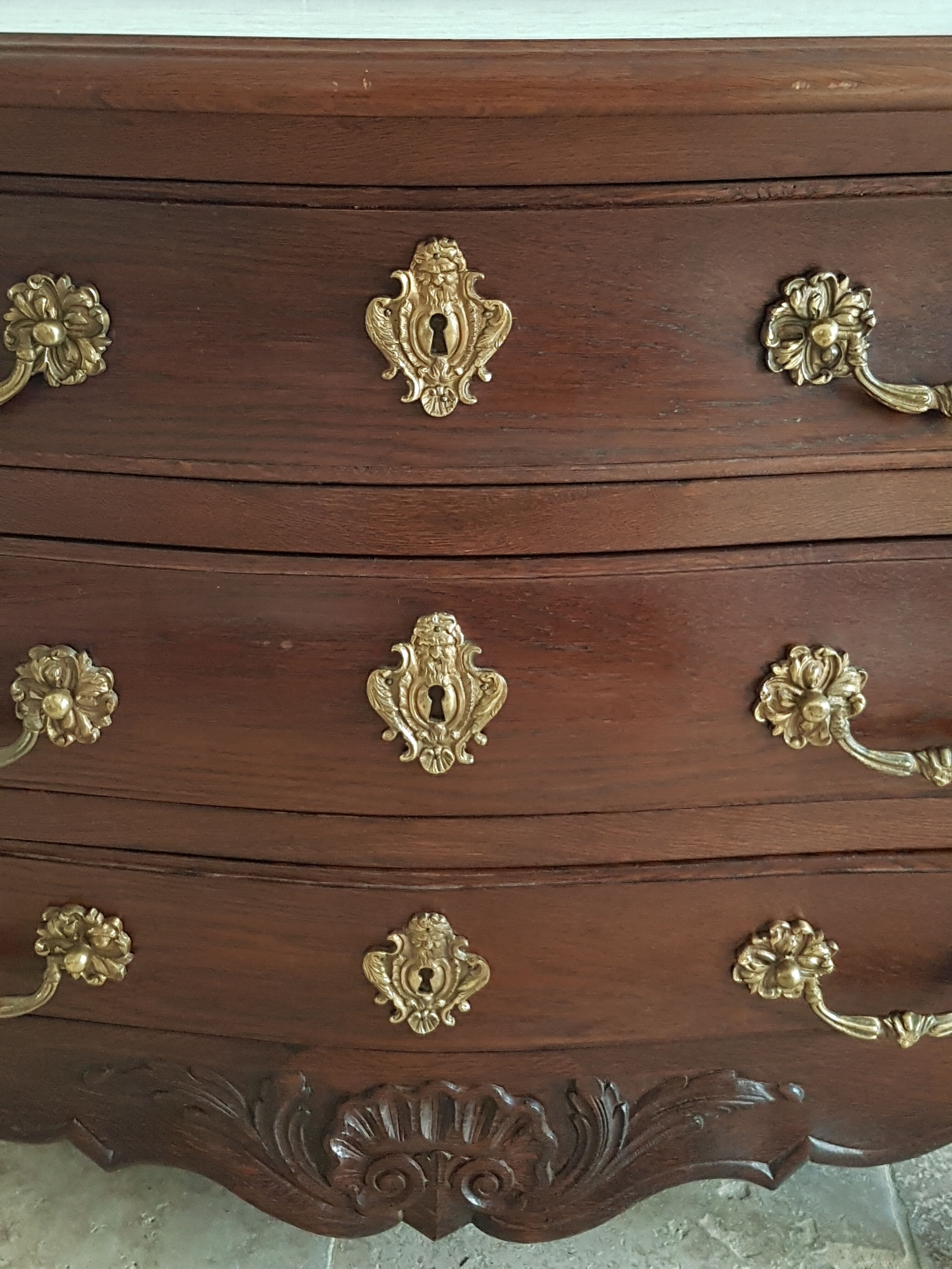Commode tombeau bordelaise de style Louis XV