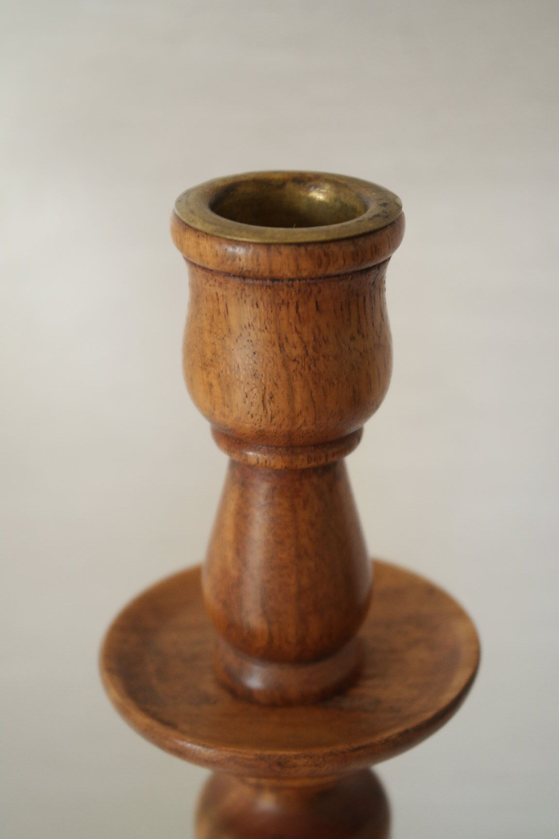 Paire de bougeoirs en bois torsadé et laiton vintage