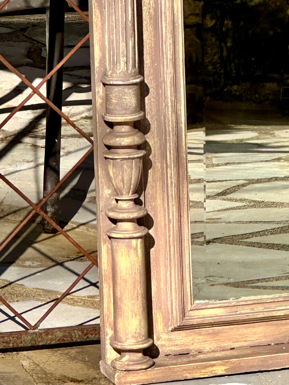 Imposing fireplace mirror in carved and painted wood, 19th century.