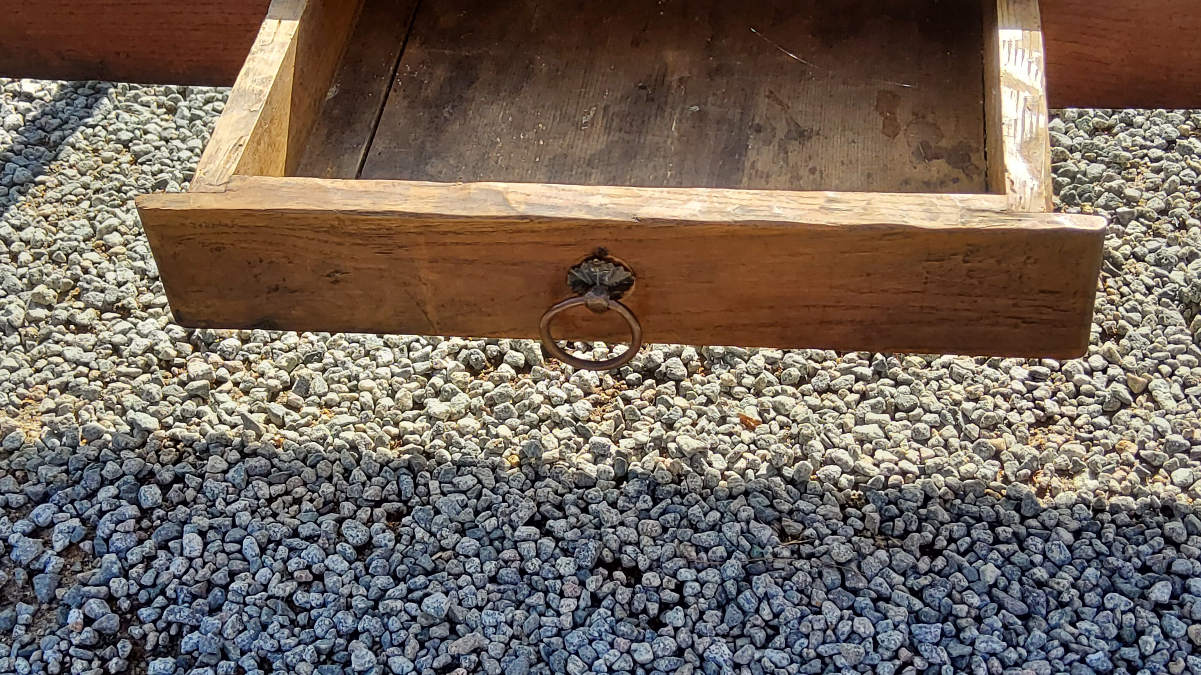 Table basse de ferme XIXième siècle plateau merisier piètement chêne 1 tiroir pieds fuseaux