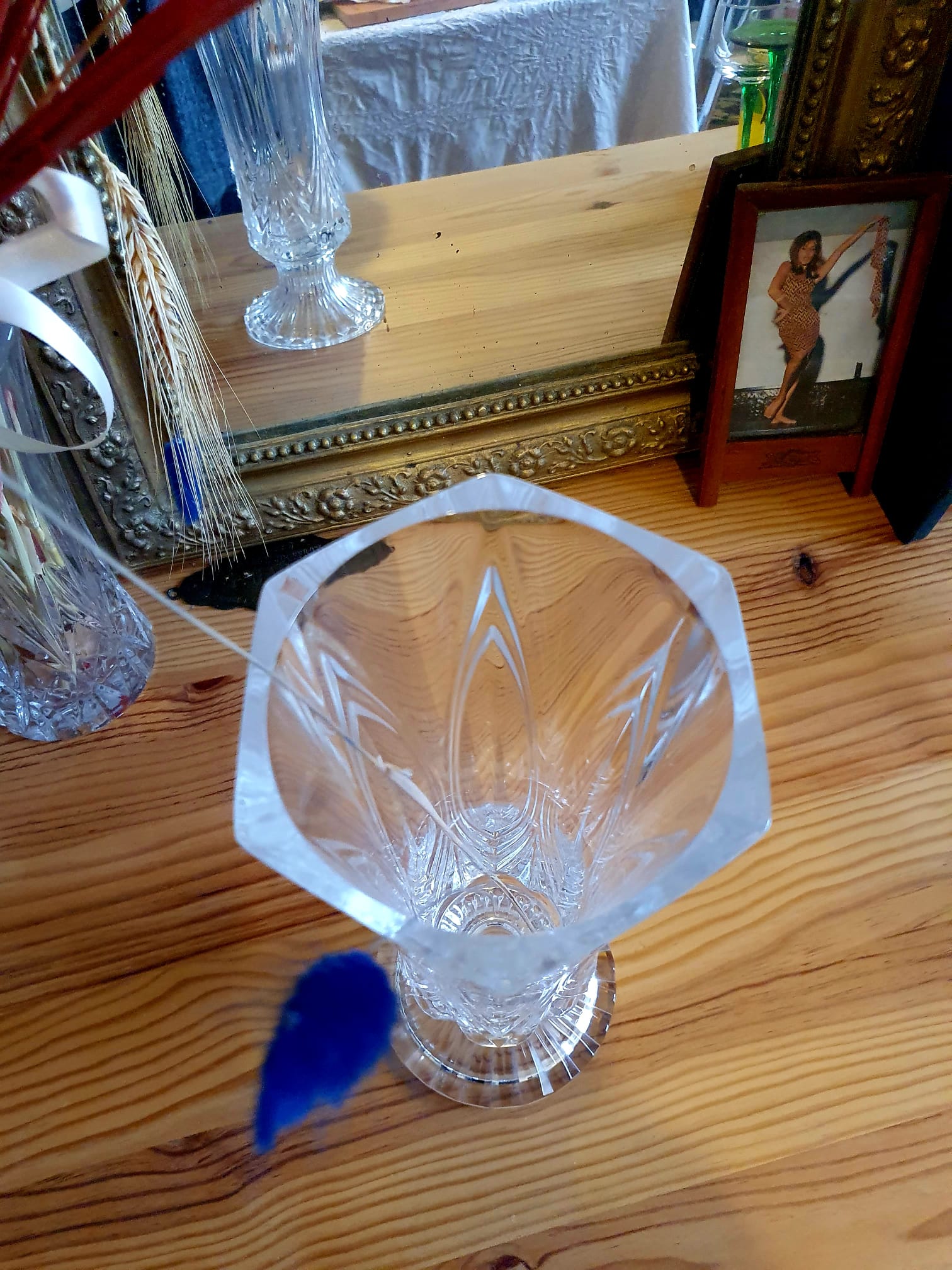 Free-standing glass vase