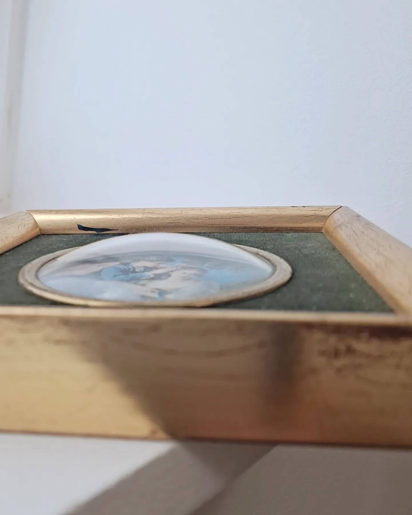 Miniature Romantic scene in gilded wood and velvet