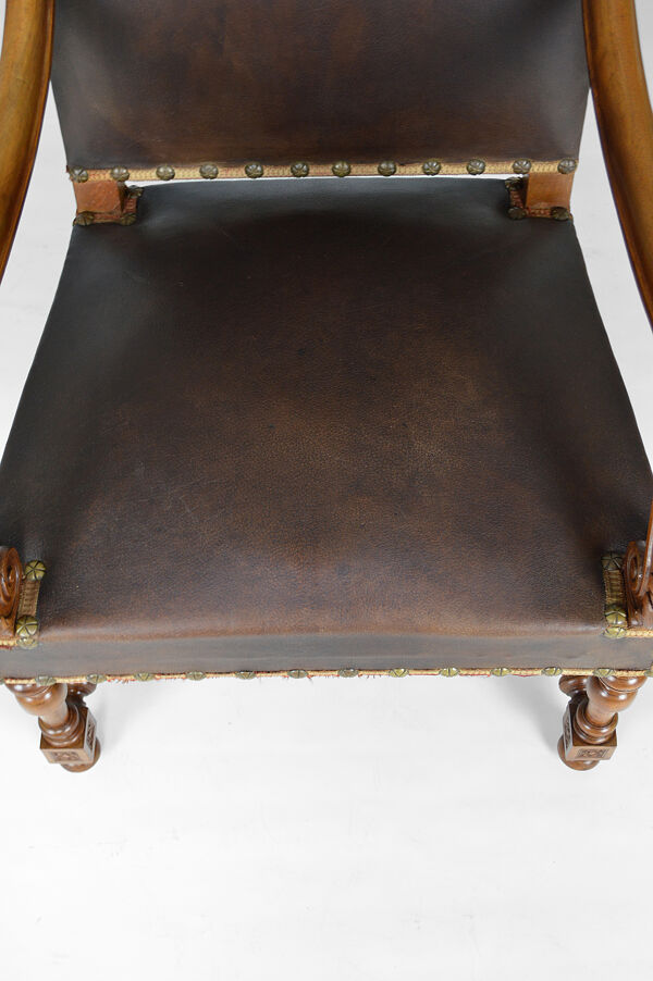 Fauteuil de bureau Louis XIII en cuir et noyer sculpté vers 1860