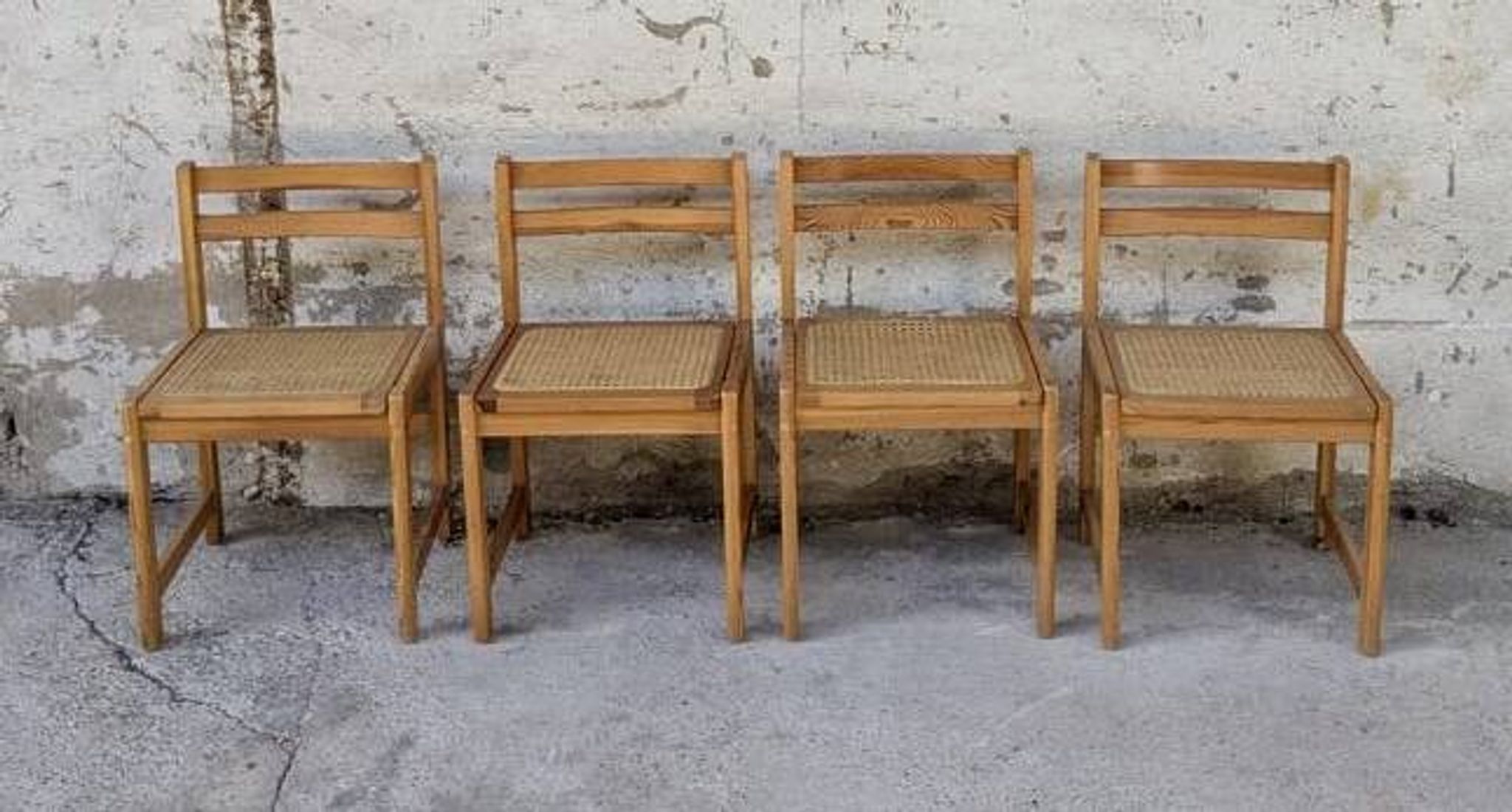 Série de 4 chaises vintage en pin assise cannage
