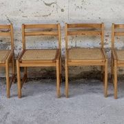 Série de 4 chaises vintage en pin assise cannage