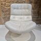 Fauteuil pivotant en cuir patiné gris
