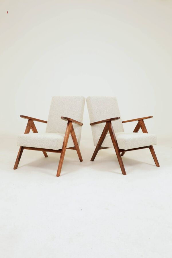 Une paire de fauteuils Mid-Century Modern en hêtre massif et en tissu bouclé.