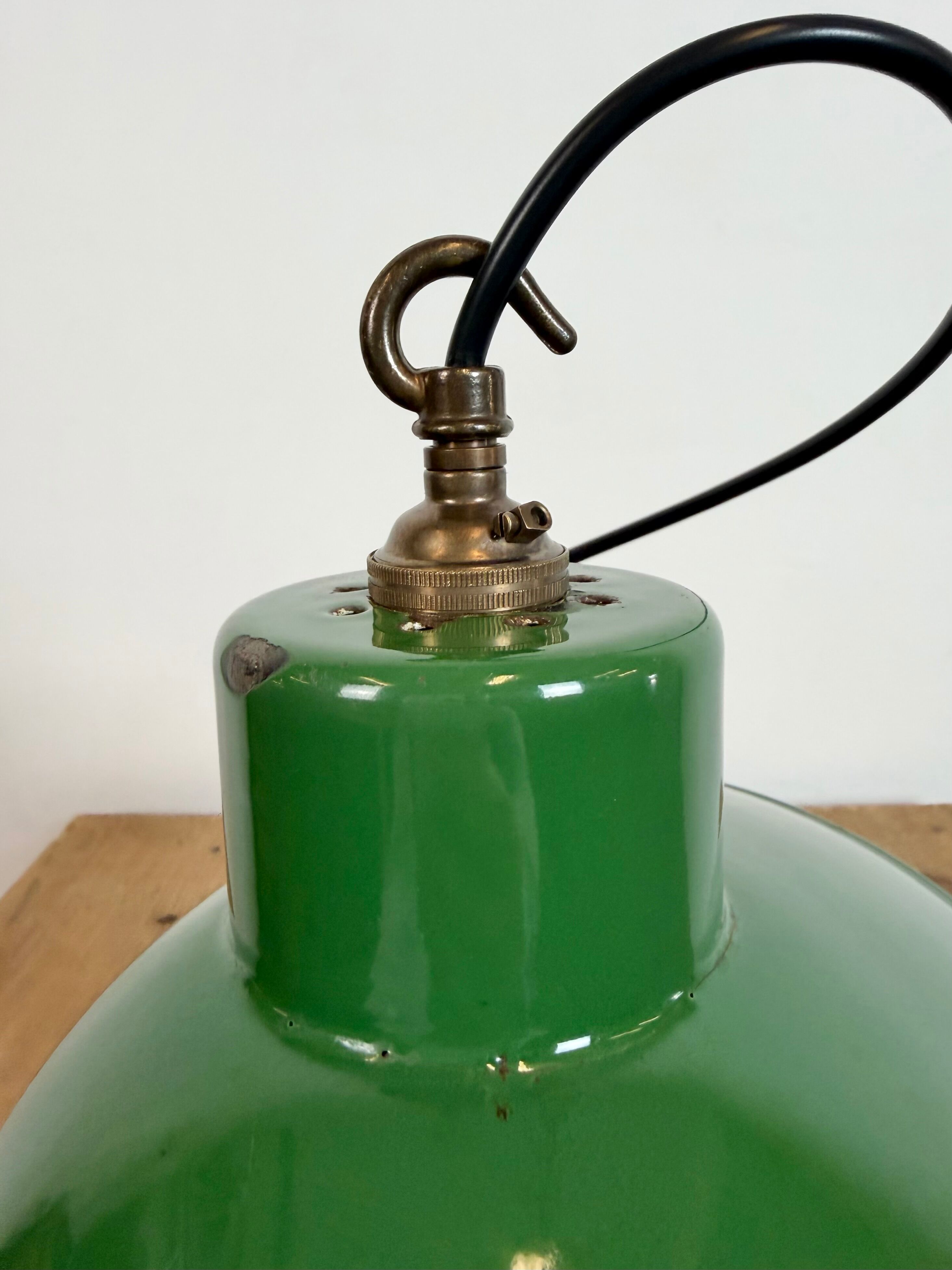 Suspension industrielle en émail vert, années 1960
