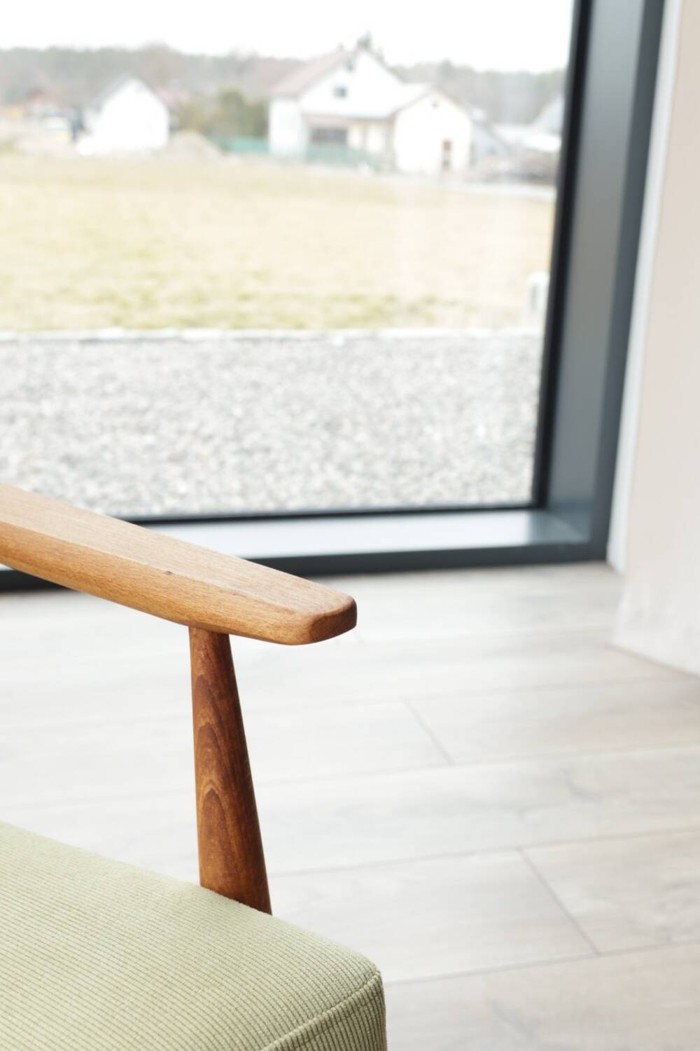 Fauteuil scandinave en bois avec repose-pieds vert olive