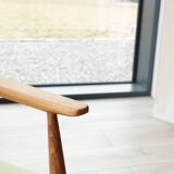 Fauteuil scandinave en bois avec repose-pieds vert olive