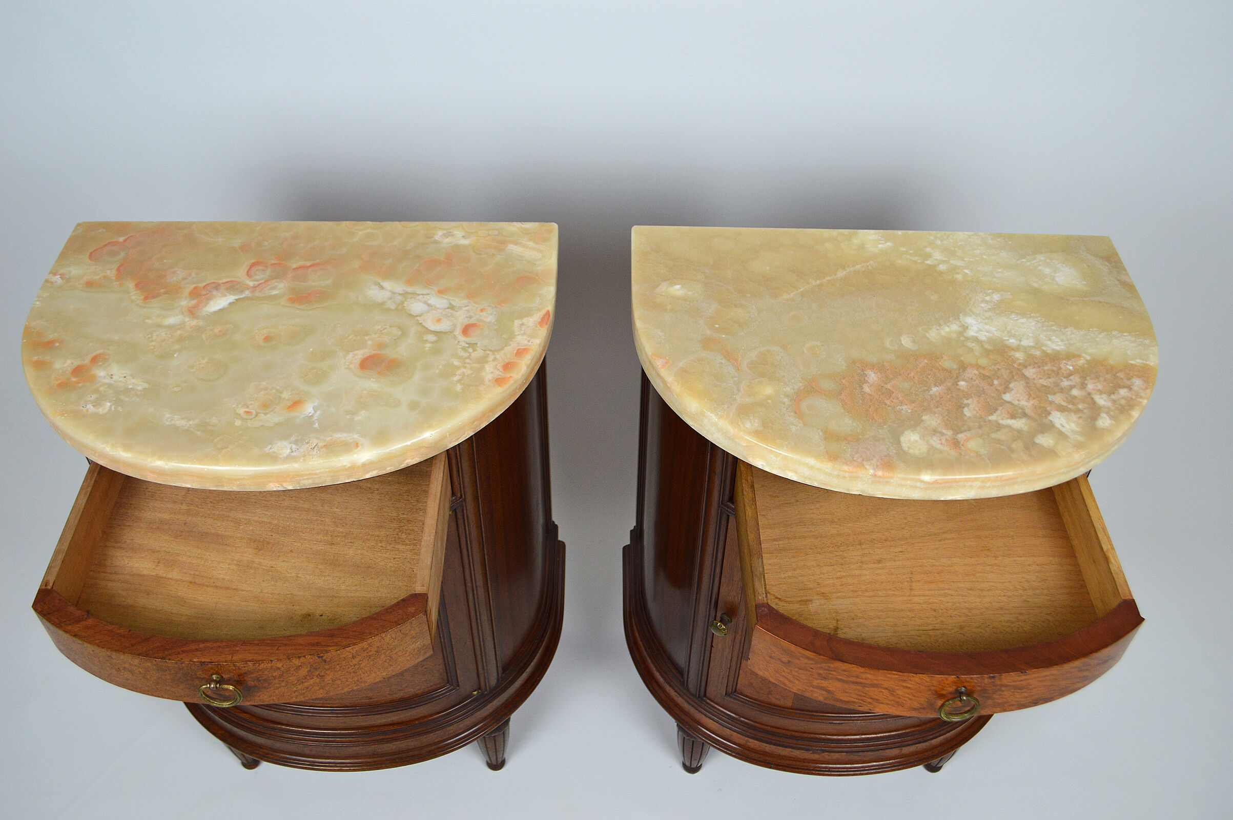 Paire de chevets Art Déco demi-lune en acajou vers 1925