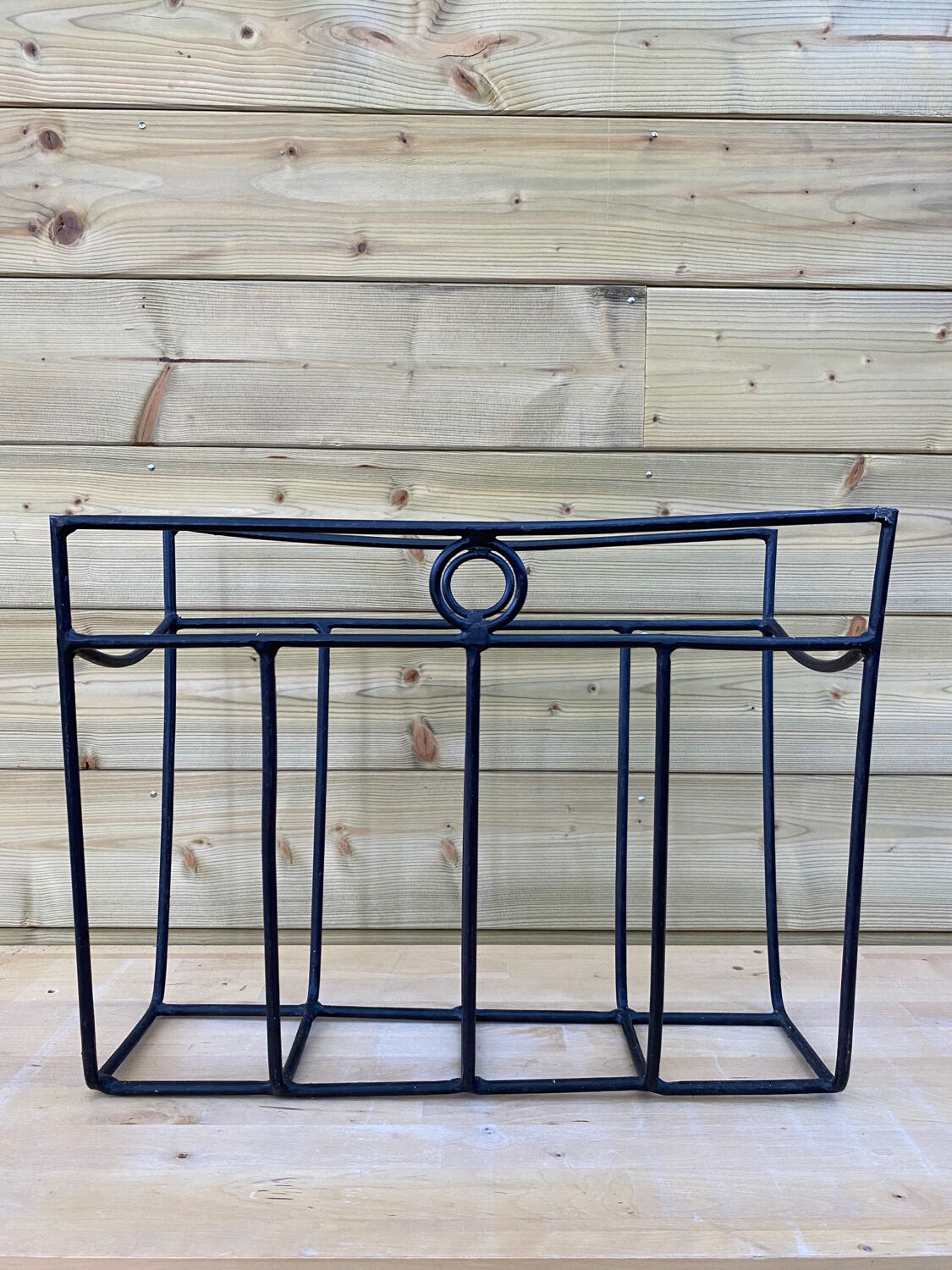 Magazine holders folk art in black metal