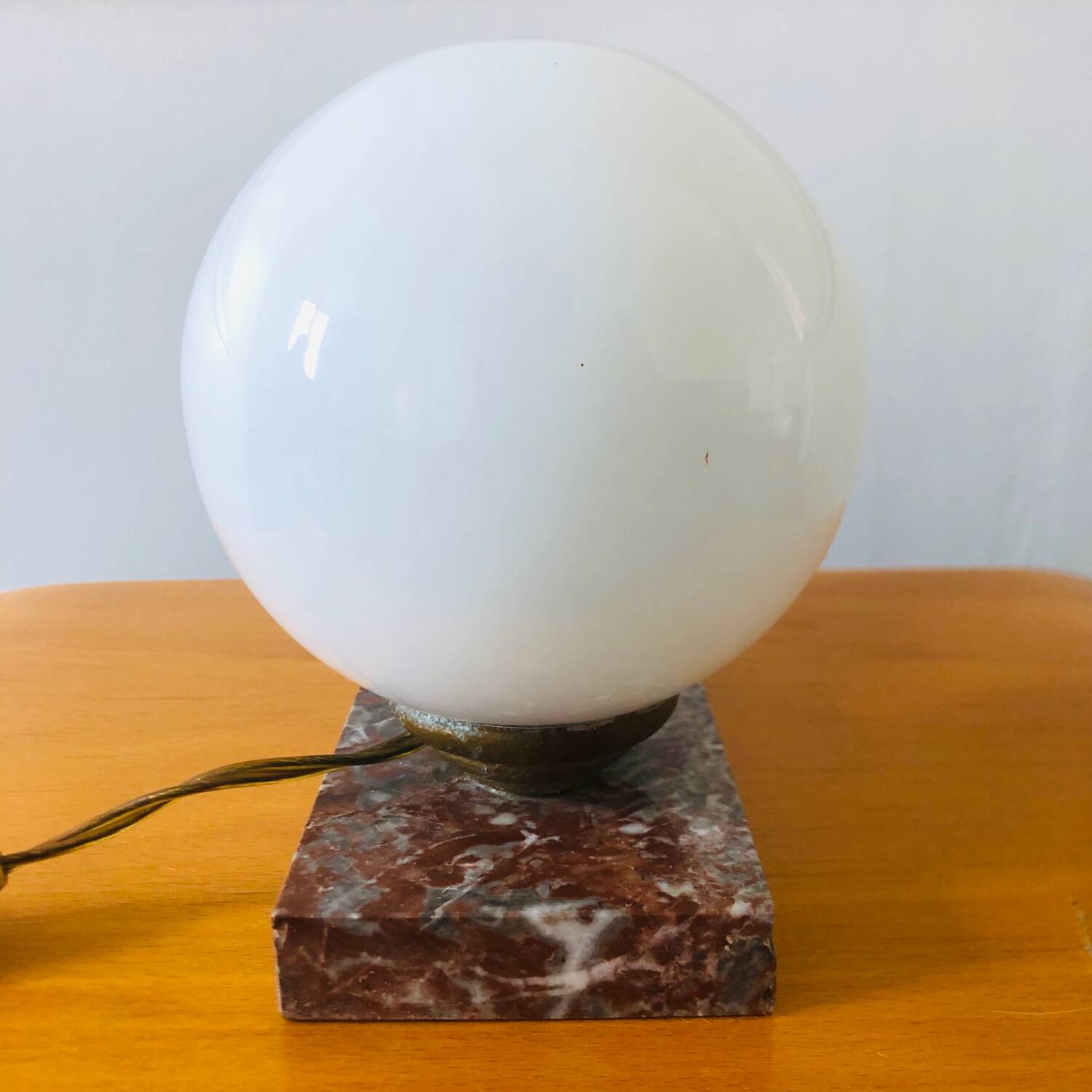 Lampe Art déco globe en opaline blanche et chien de chasse