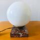 Lampe Art déco globe en opaline blanche et chien de chasse