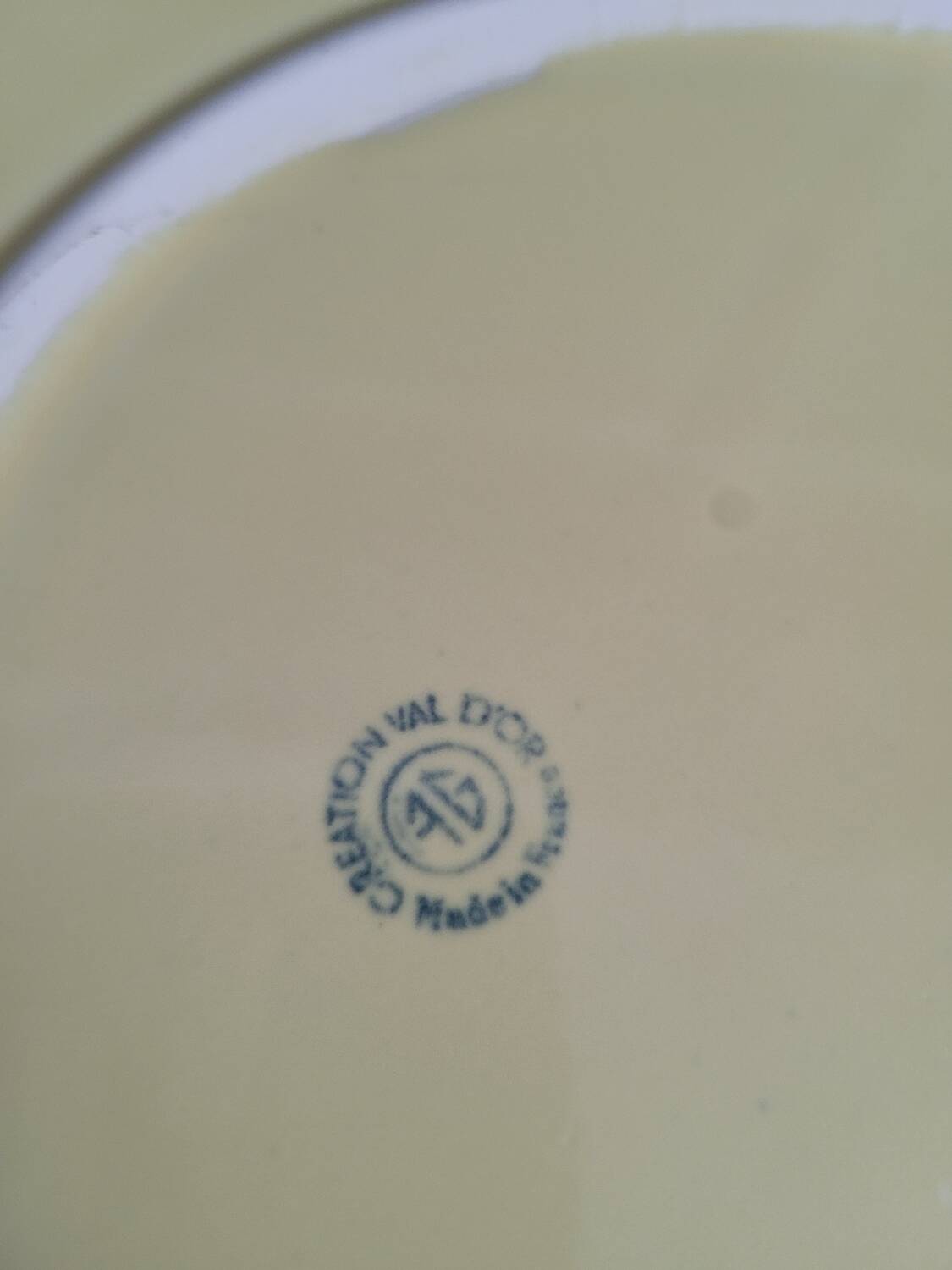 Grand plat en porcelaine jaune estampillé fg val d'or