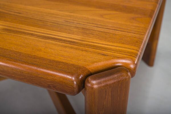 Table basse danoise en teck attribuée à Niels Bach, années 1960