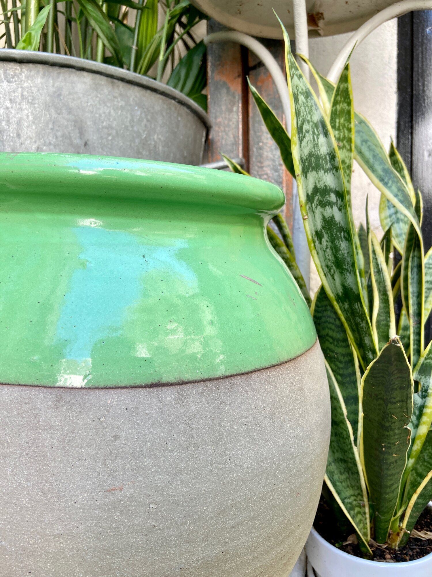 Pot en grès émaillé beige et vert arsenic