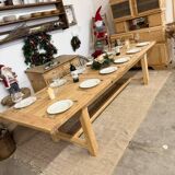 Extendable farmhouse table in solid oak