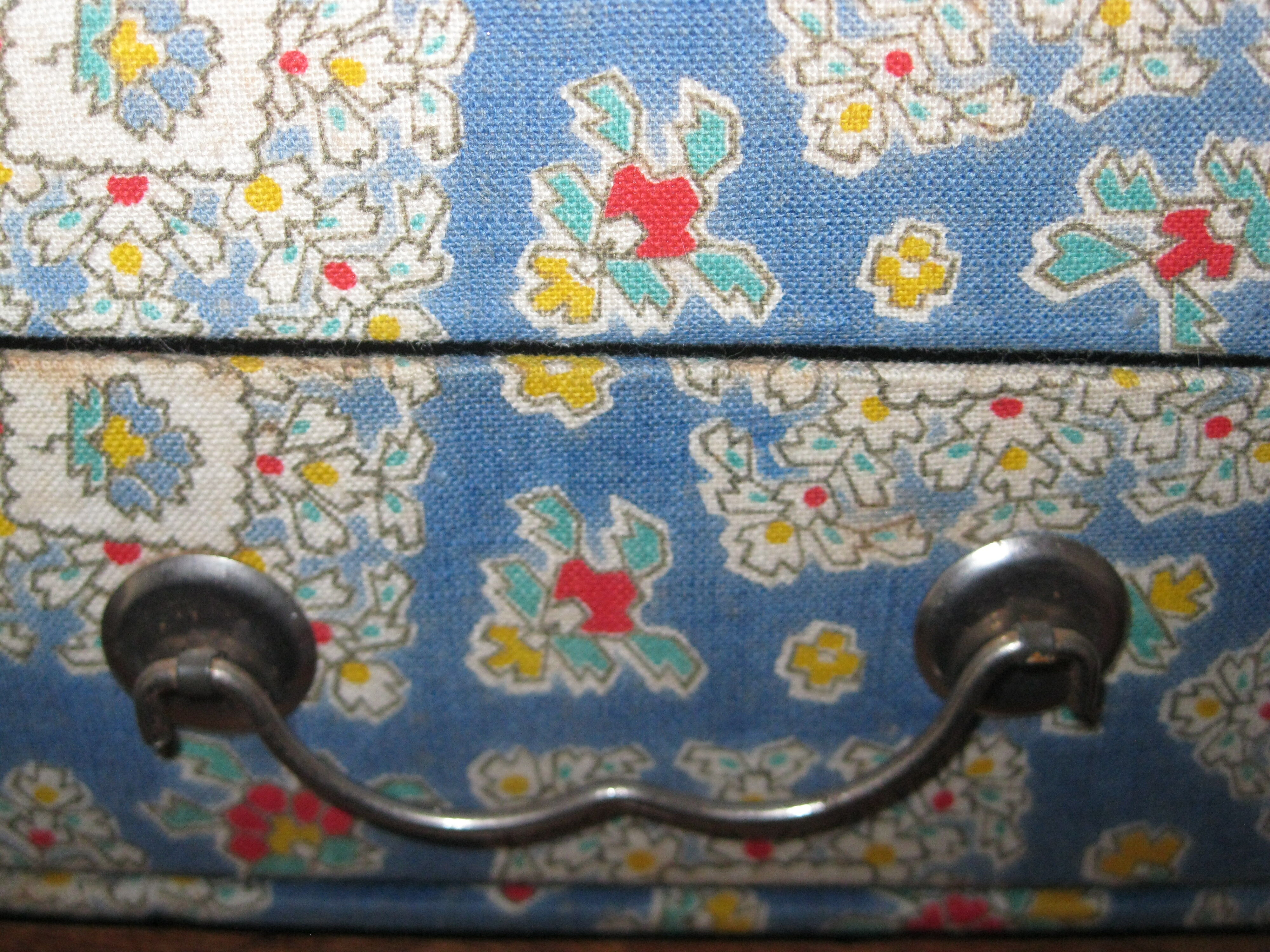 Sewing box jewelry storage fabric to motis