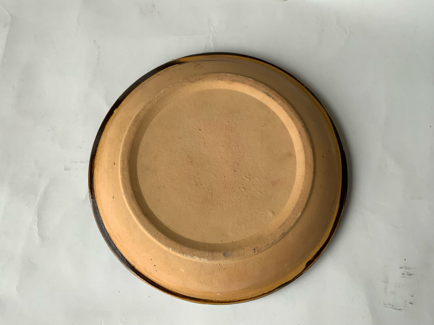 Plat en terre cuite vernissée