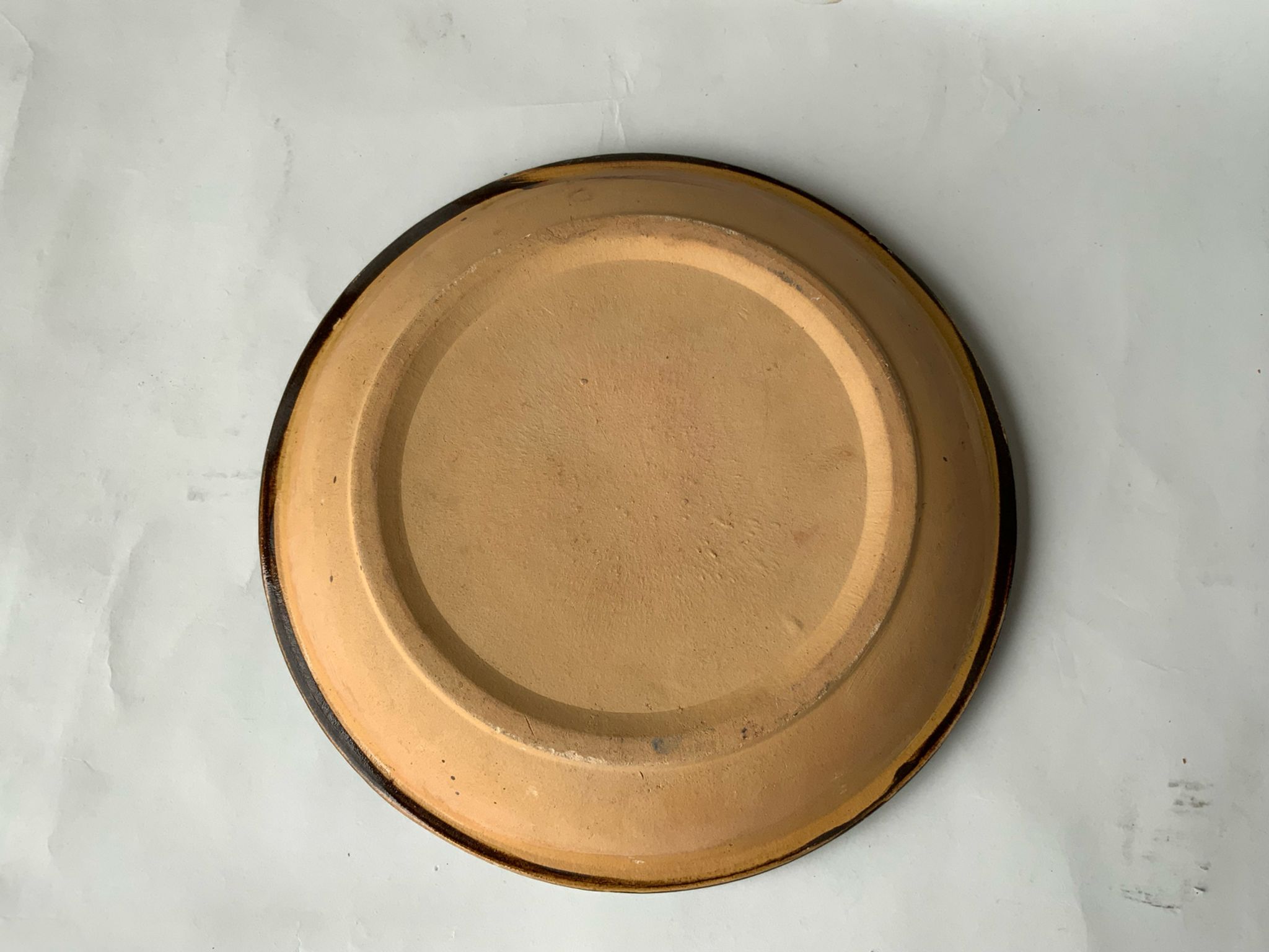 Plat en terre cuite vernissée