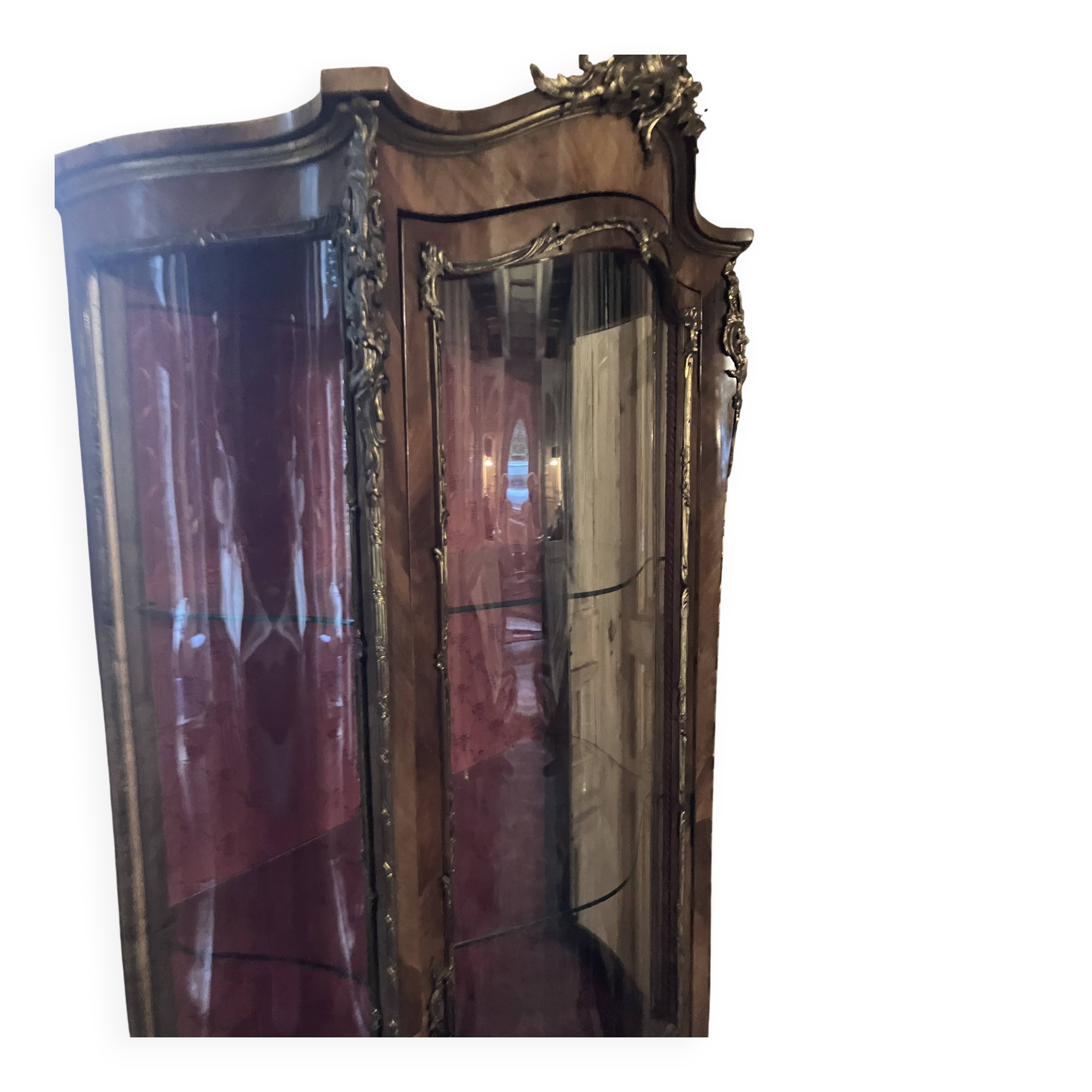 Display cabinet in Louis XV style from the late 19th century in painted wood.