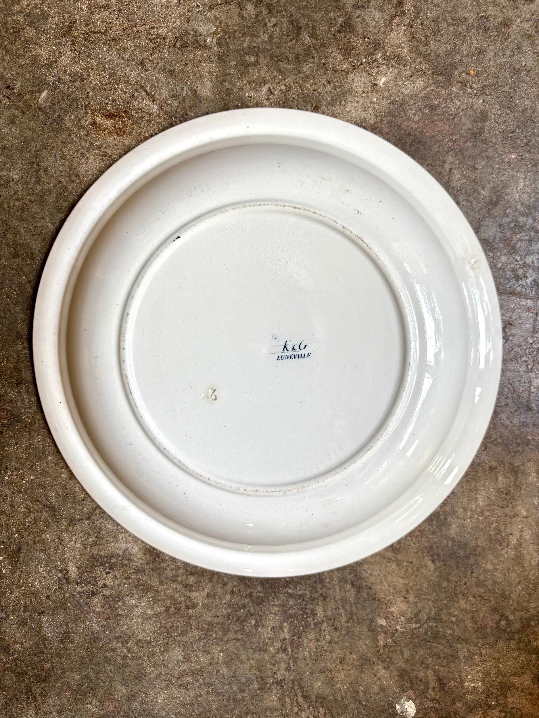 Shallow round plate Lunéville in blue ironstone, "Tulip" service.