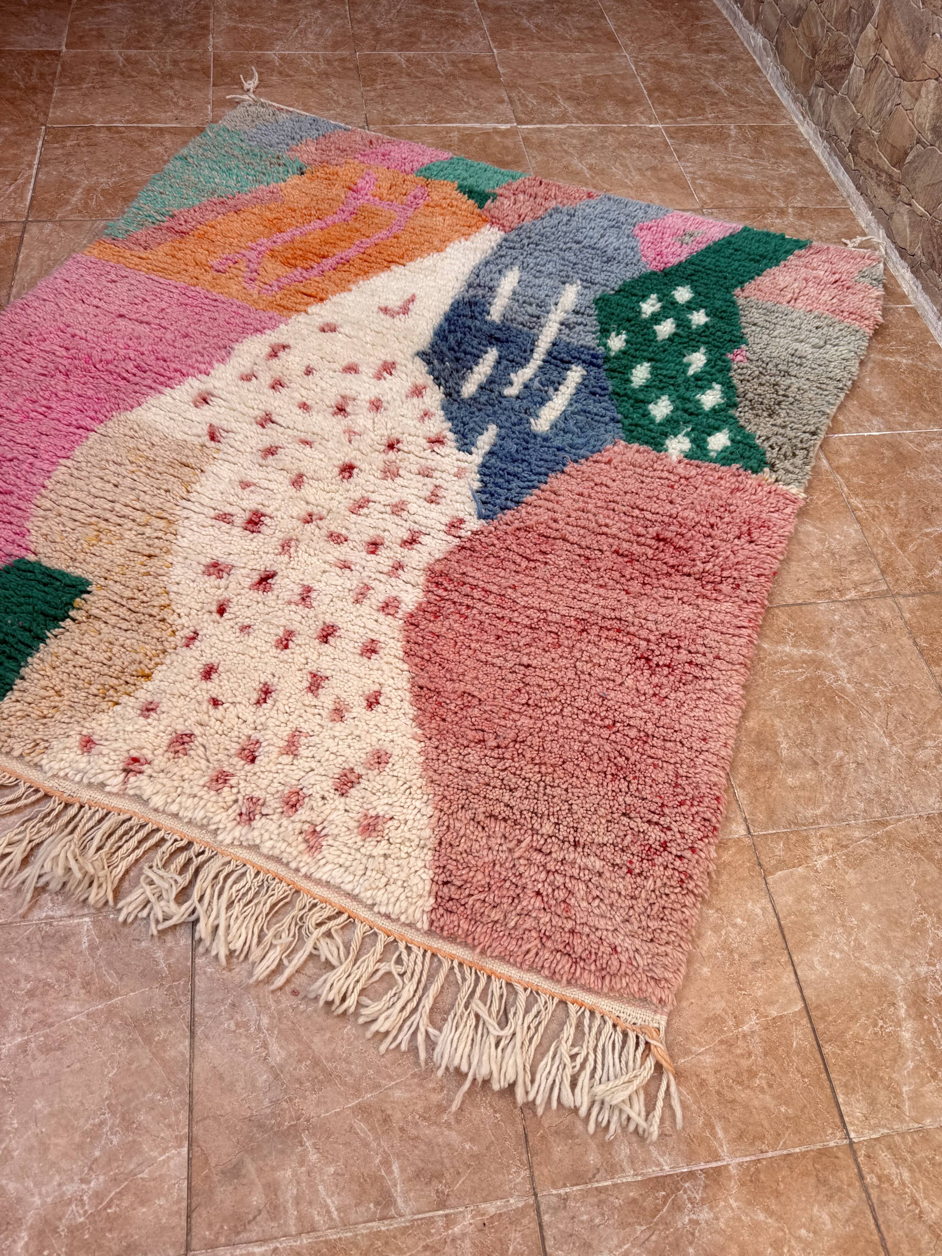 Handmade Azilal Berber rug: Moroccan rug made from sheep wool.