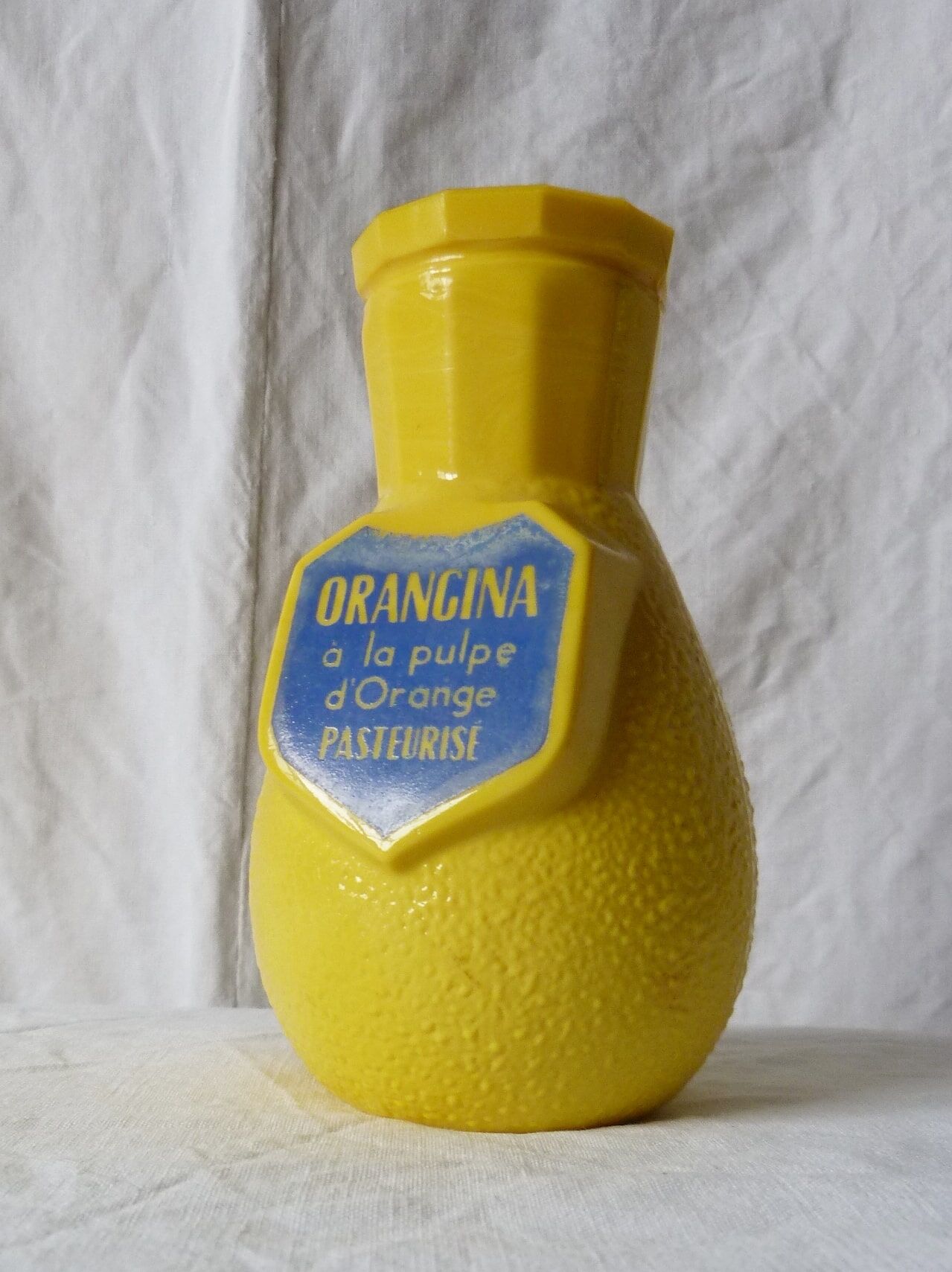 Pitcher carries straws