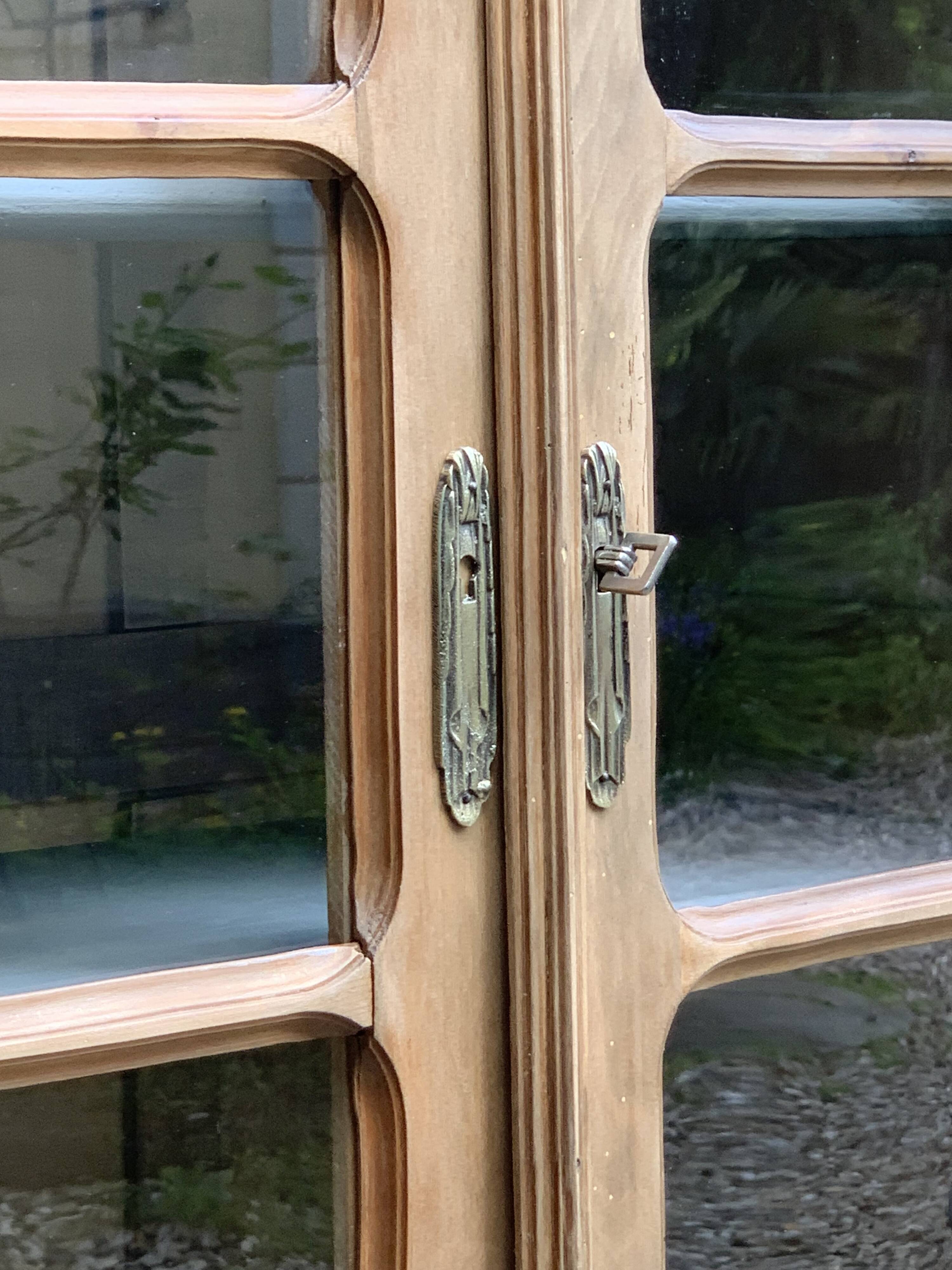 Armoire parisienne vitrée en bois brut, 1940