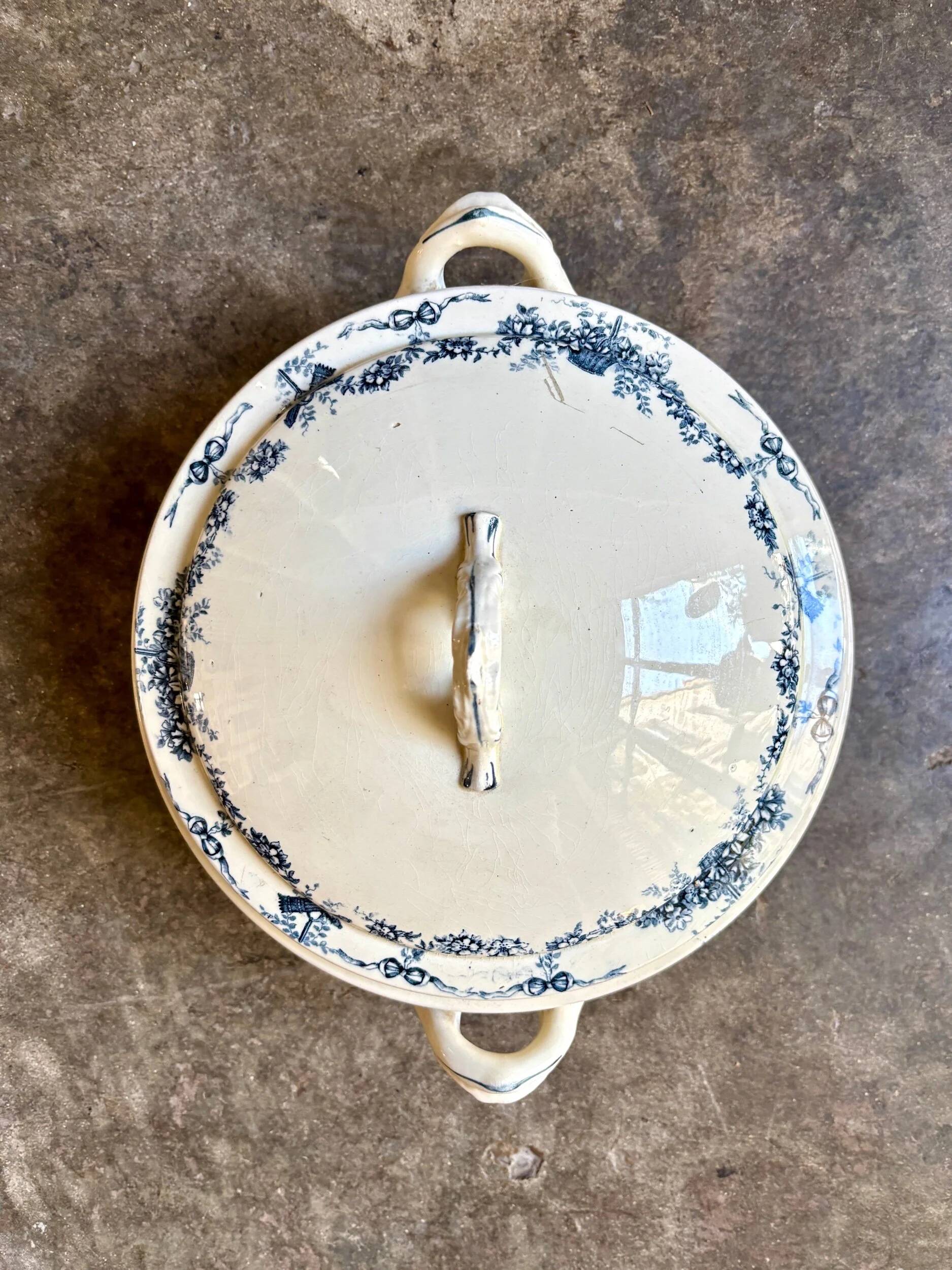 Soupière en terre de fer bleue