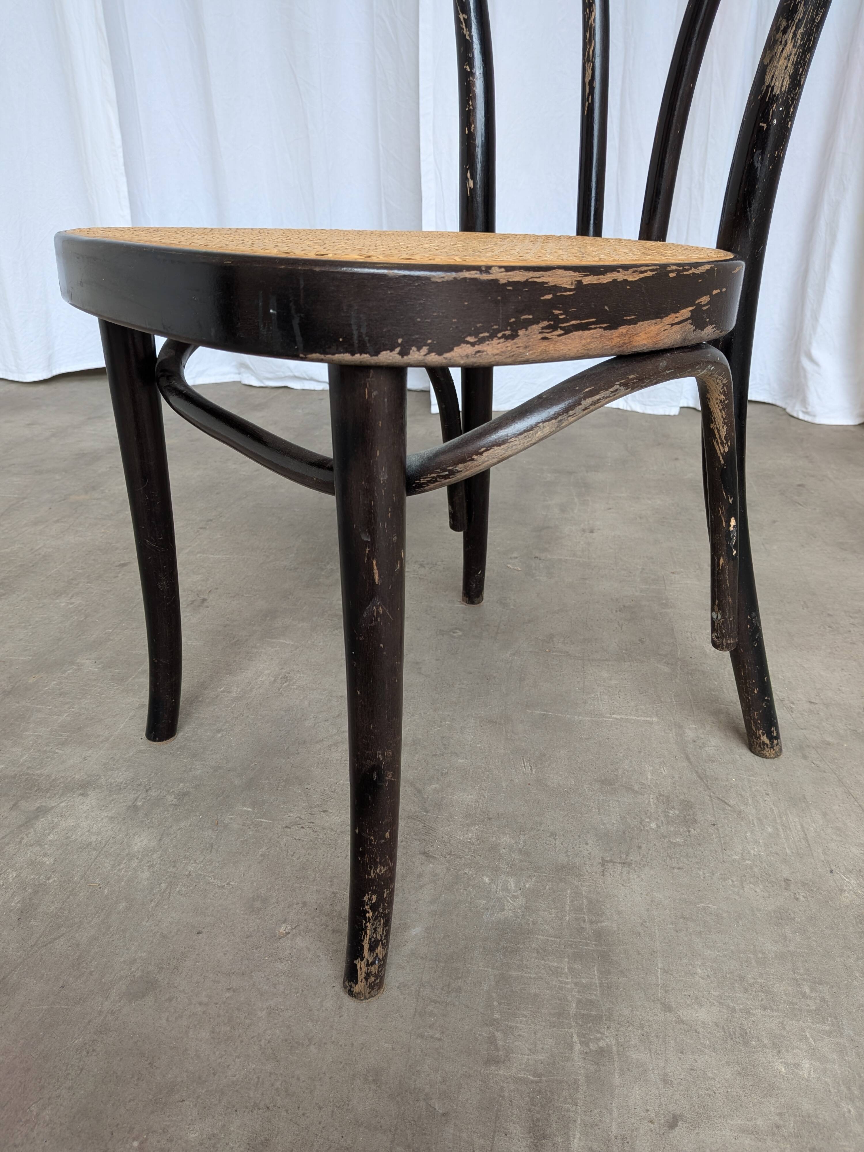 Chaise de salle à manger vintage style Thonet en bois noir et assise en cannage 1970