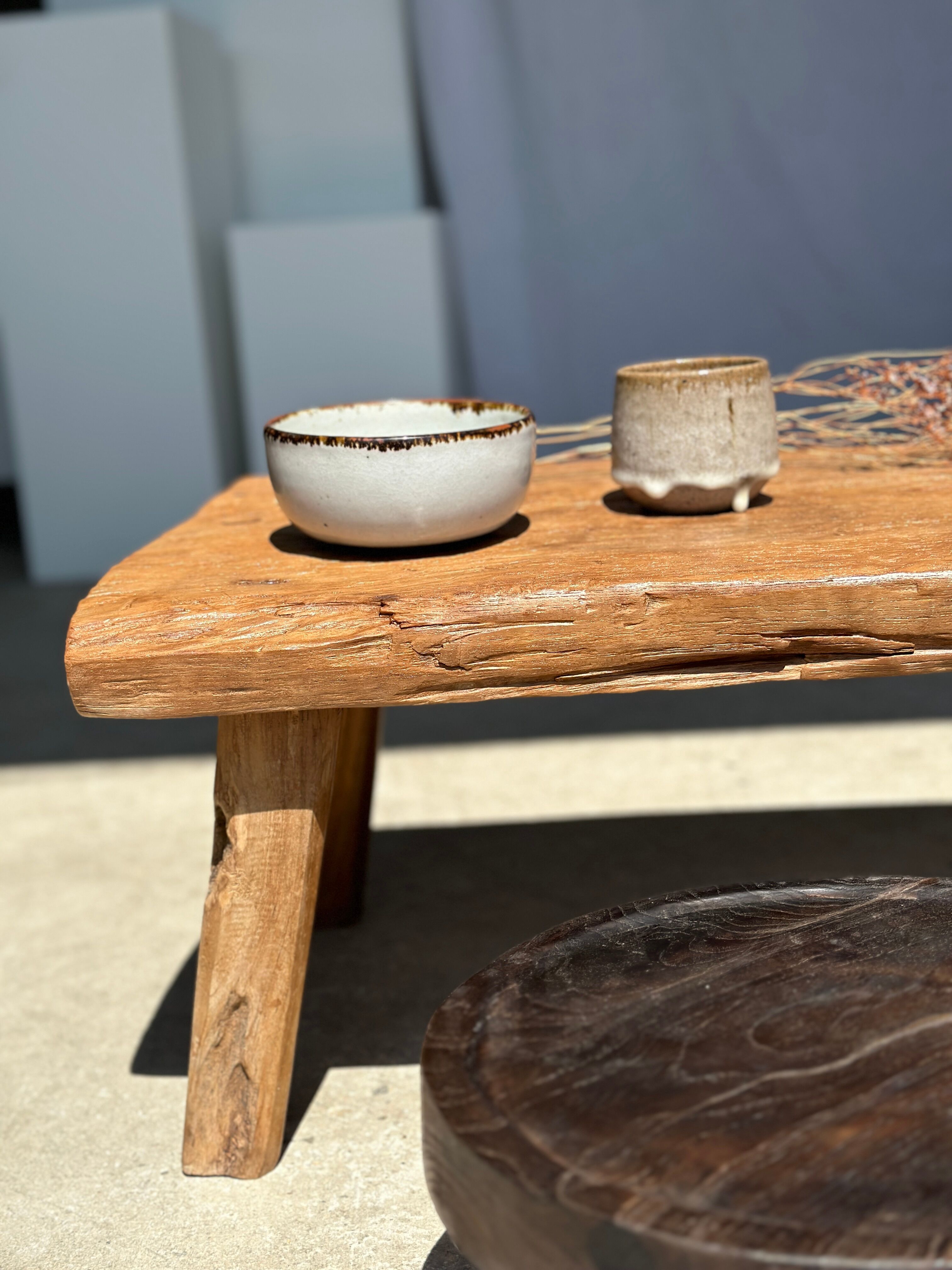 Coffee table in blond teak quadripod