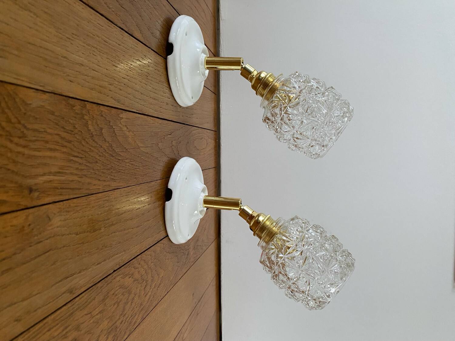 Paire d’appliques murales avec globes vintage en verre