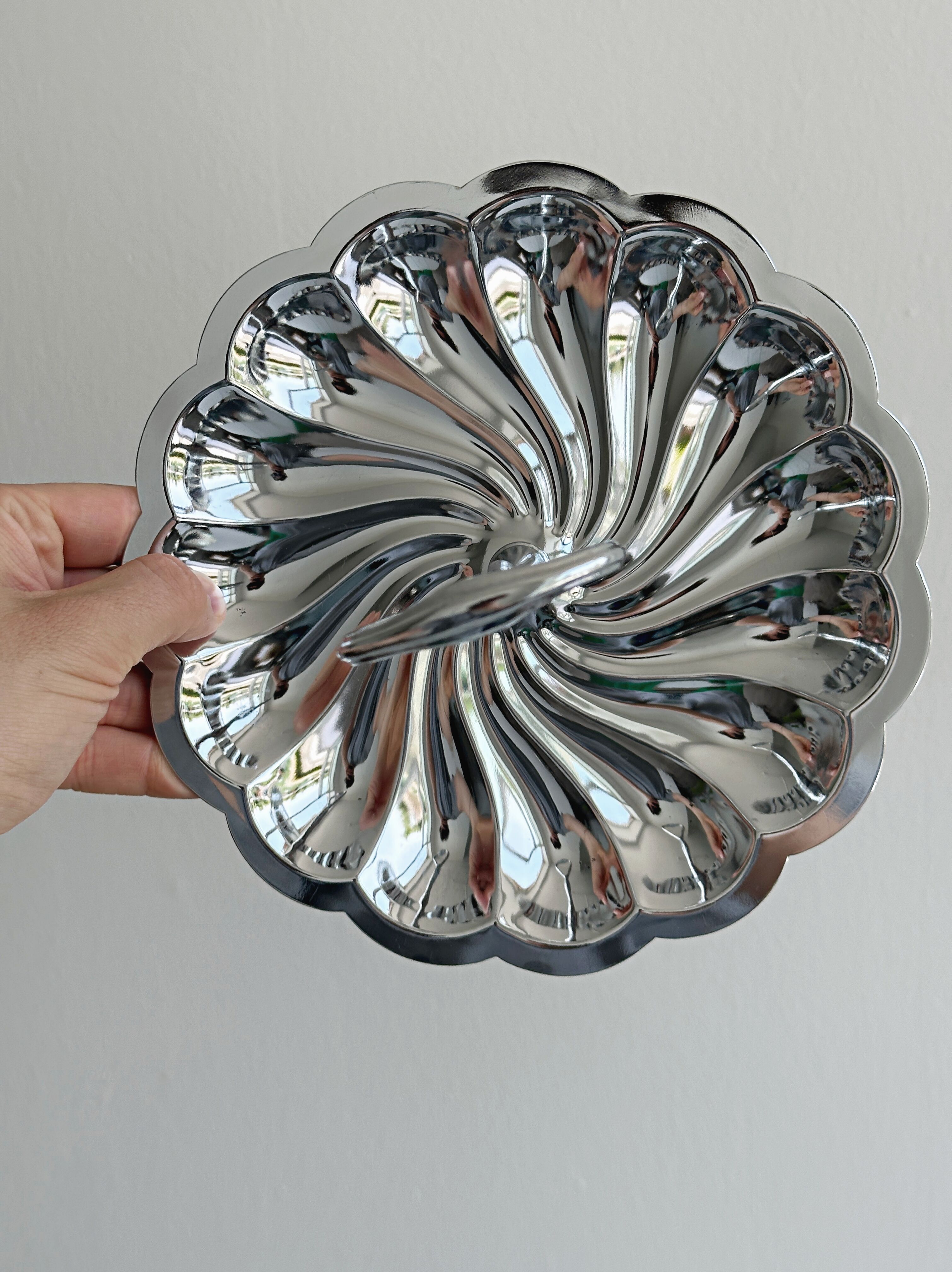 Lightweight metal serving dish