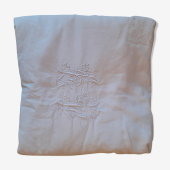 Drap blanc ancien, revers, brodé de fleurs, jours et monogramme, fait main