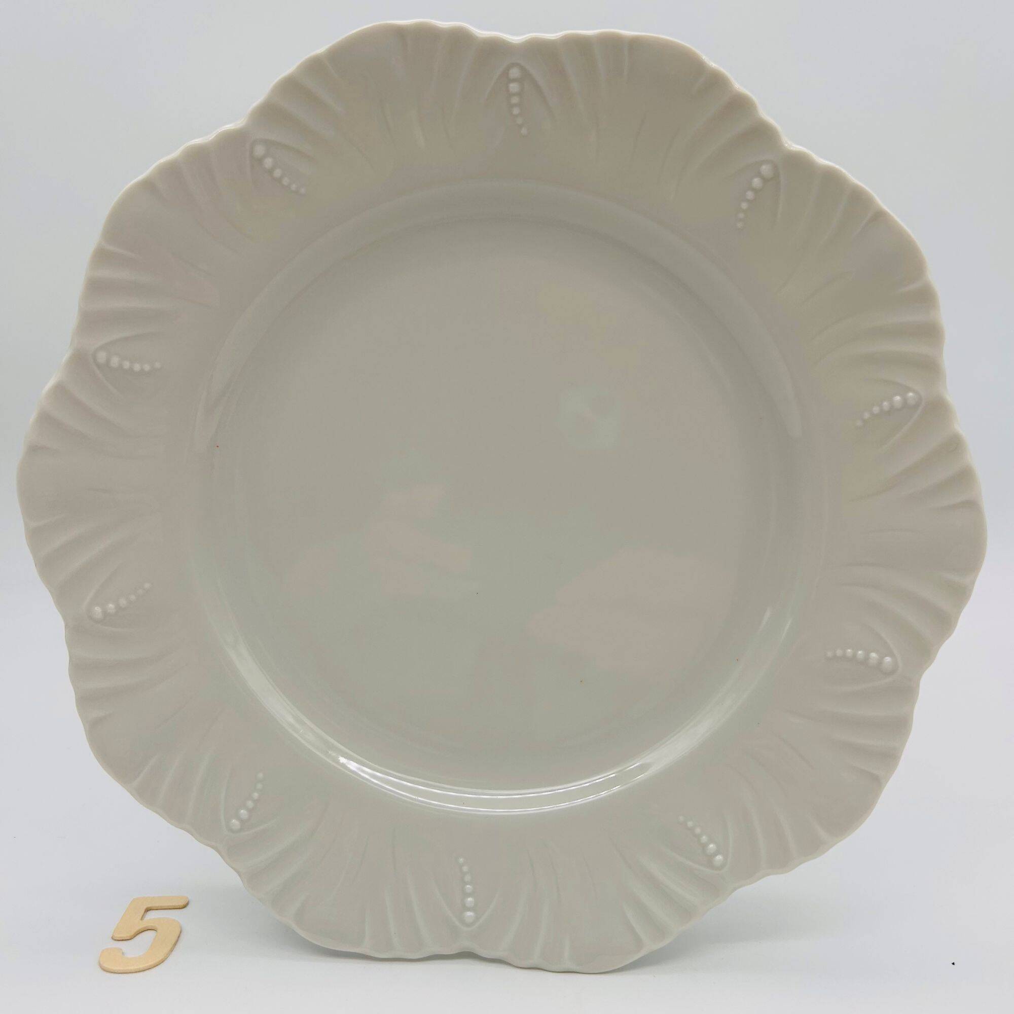 6 flat plates made of Limoges porcelain.
