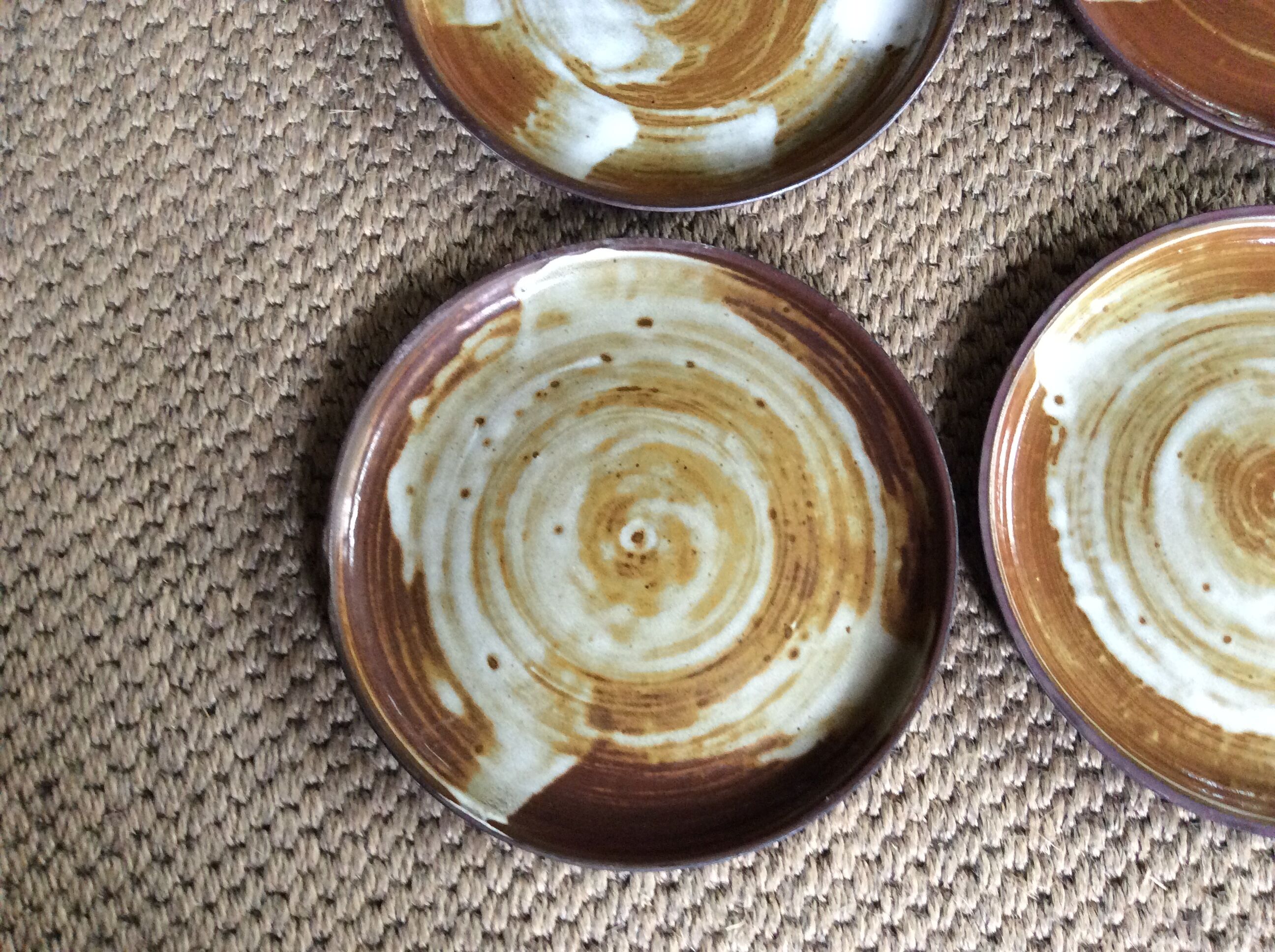 Série de 12 assiettes plates en grès